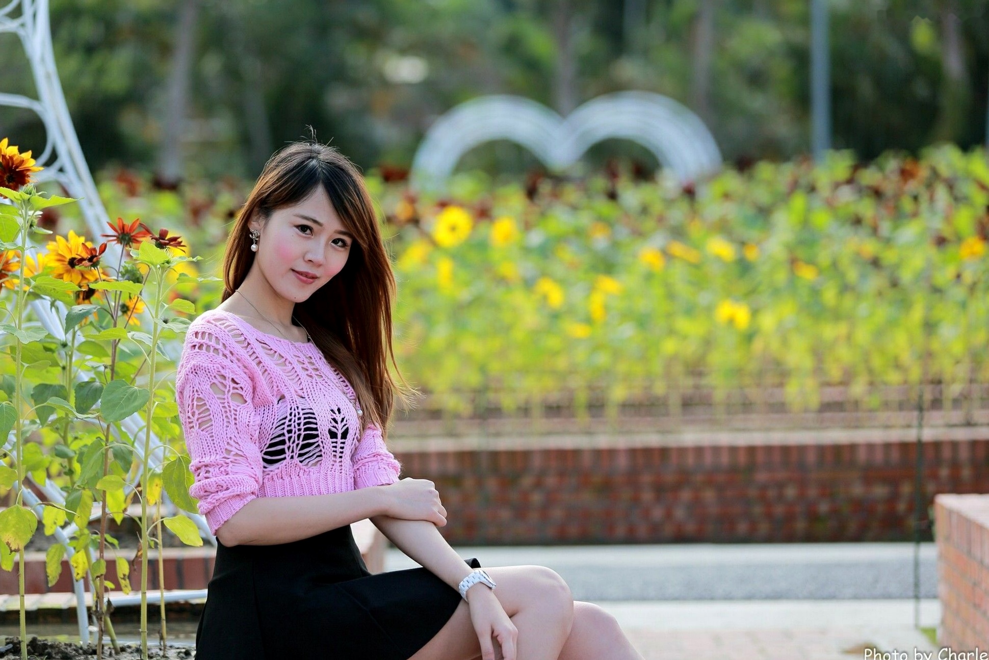 台湾正妹艾琳士林官邸外拍写真,三套精美穿搭尽显甜美知性气质与修长美腿,82P高清街拍图集