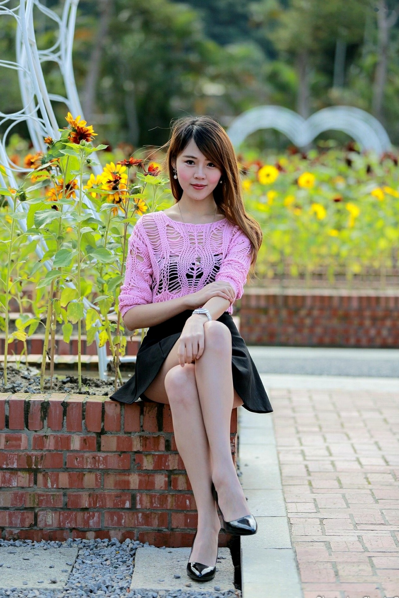 台湾正妹艾琳士林官邸外拍写真,三套精美穿搭尽显甜美知性气质与修长美腿,82P高清街拍图集