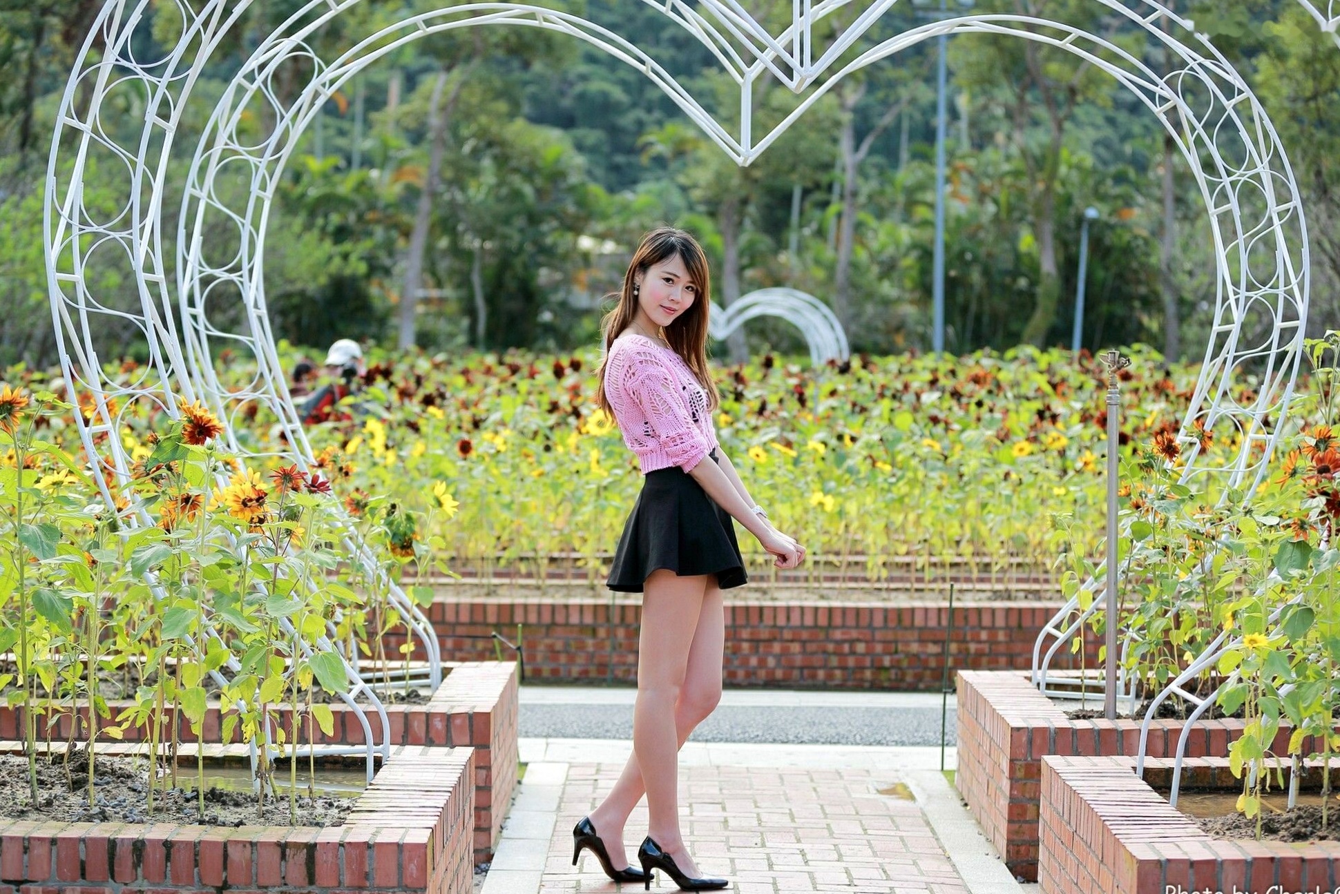 台湾正妹艾琳士林官邸外拍写真,三套精美穿搭尽显甜美知性气质与修长美腿,82P高清街拍图集