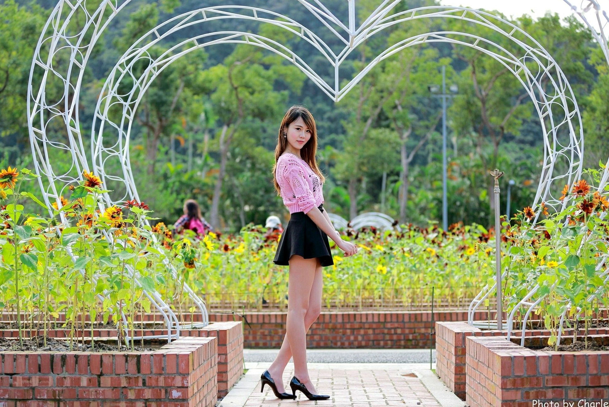 台湾正妹艾琳士林官邸外拍写真,三套精美穿搭尽显甜美知性气质与修长美腿,82P高清街拍图集