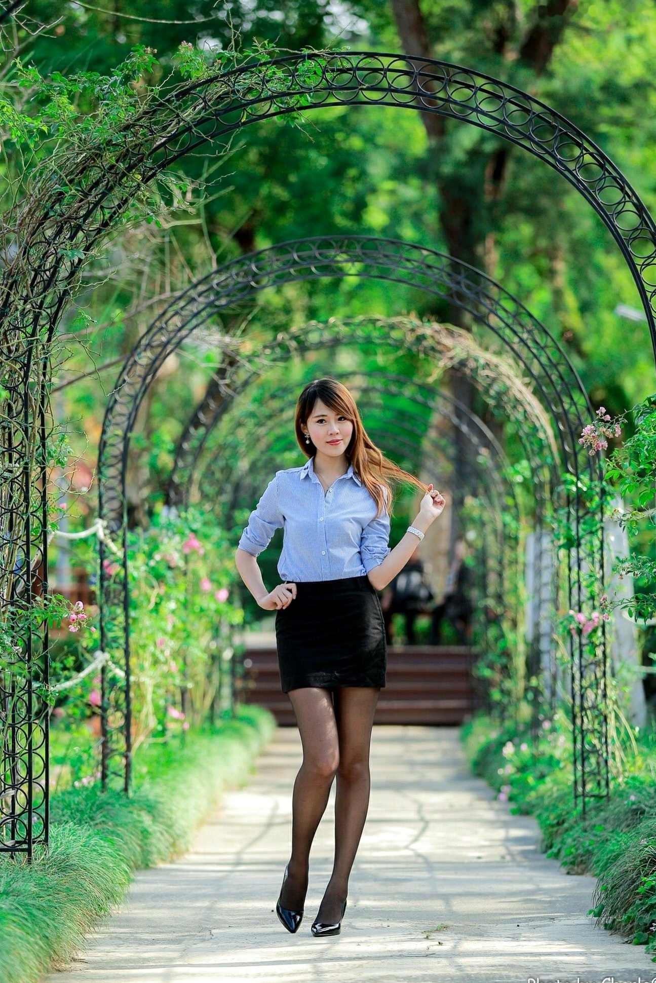 台湾正妹艾琳士林官邸外拍写真,三套精美穿搭尽显甜美知性气质与修长美腿,82P高清街拍图集