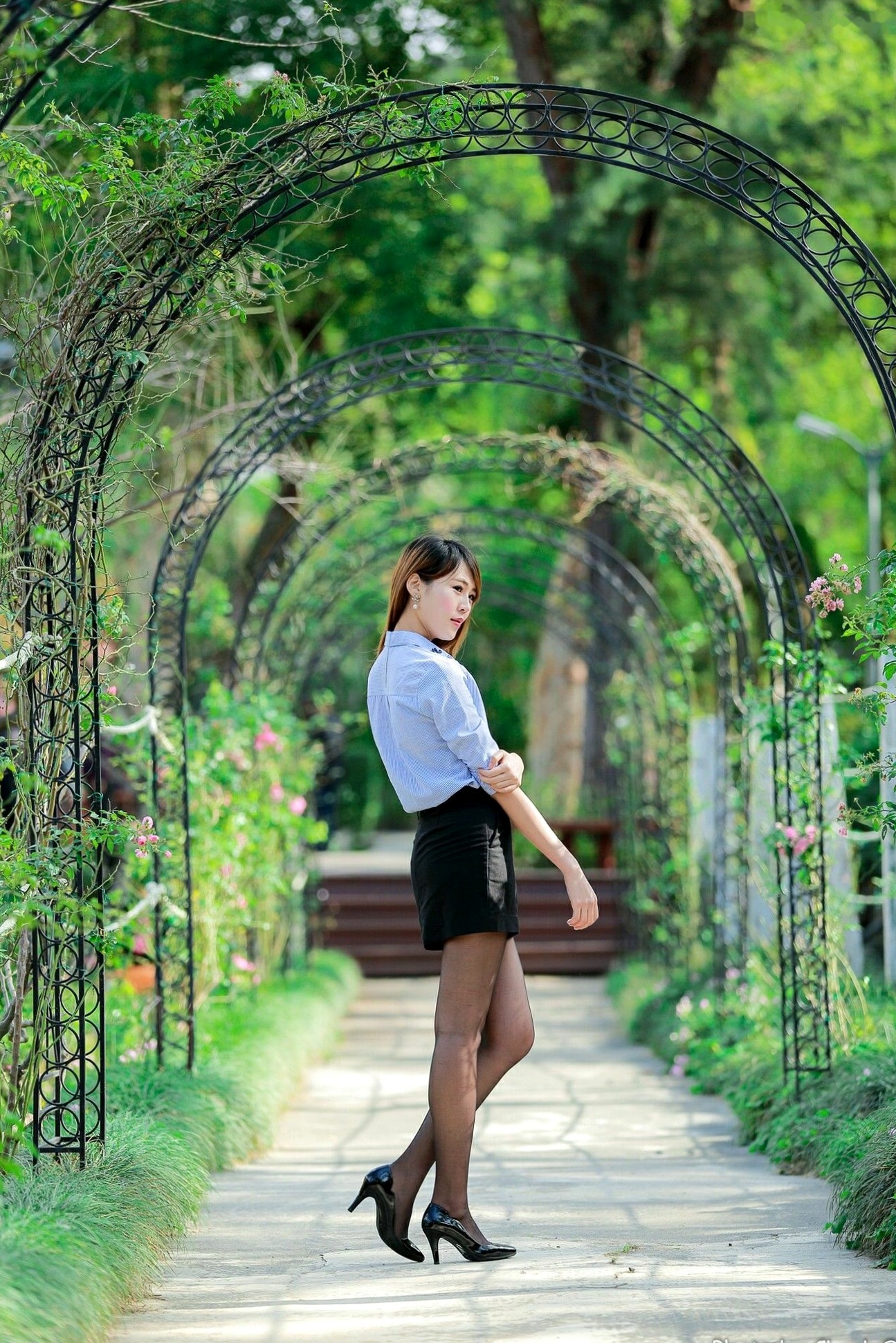 台湾正妹艾琳士林官邸外拍写真,三套精美穿搭尽显甜美知性气质与修长美腿,82P高清街拍图集