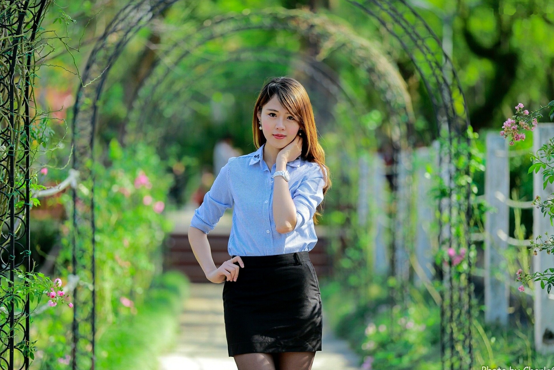 台湾正妹艾琳士林官邸外拍写真,三套精美穿搭尽显甜美知性气质与修长美腿,82P高清街拍图集