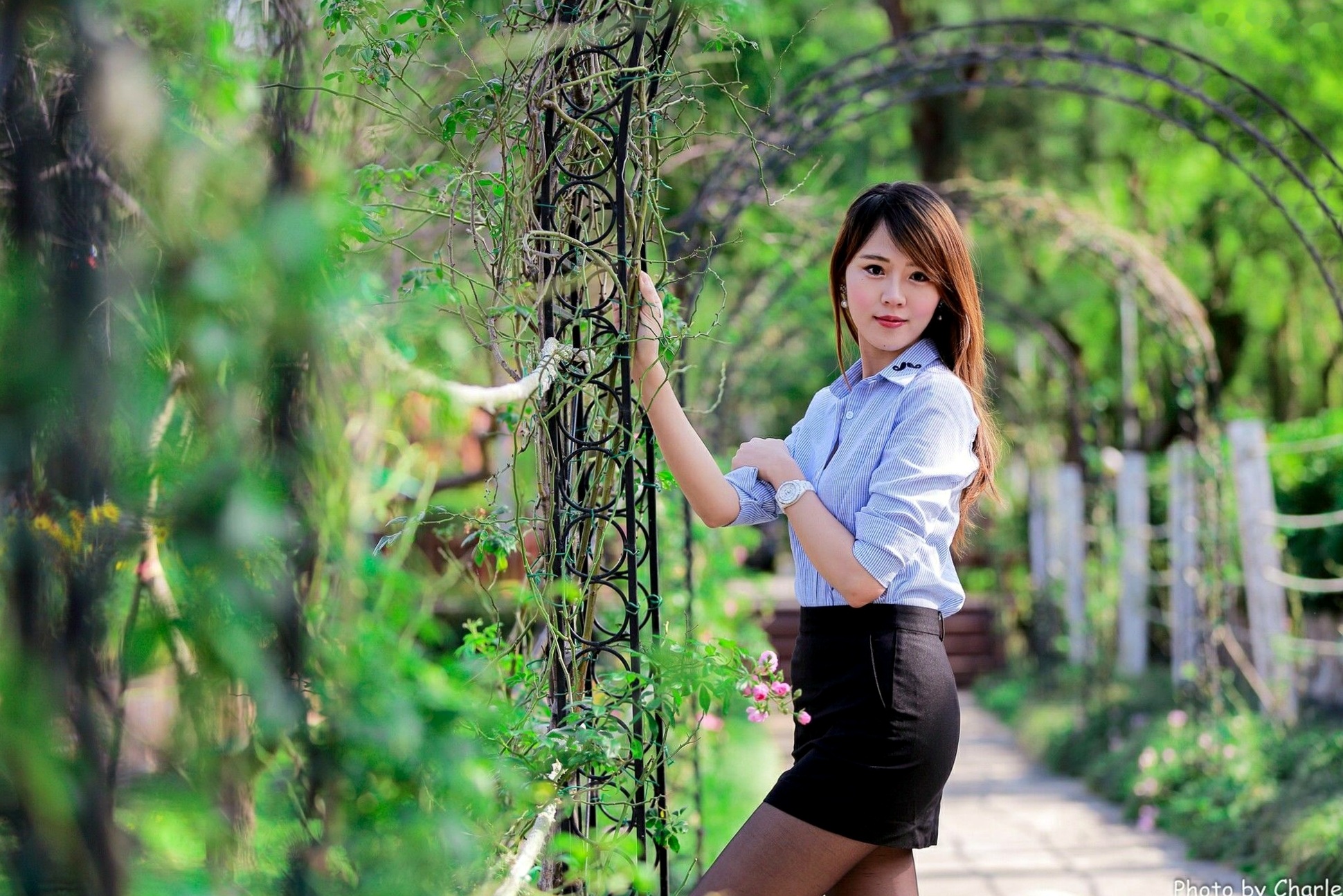 台湾正妹艾琳士林官邸外拍写真,三套精美穿搭尽显甜美知性气质与修长美腿,82P高清街拍图集