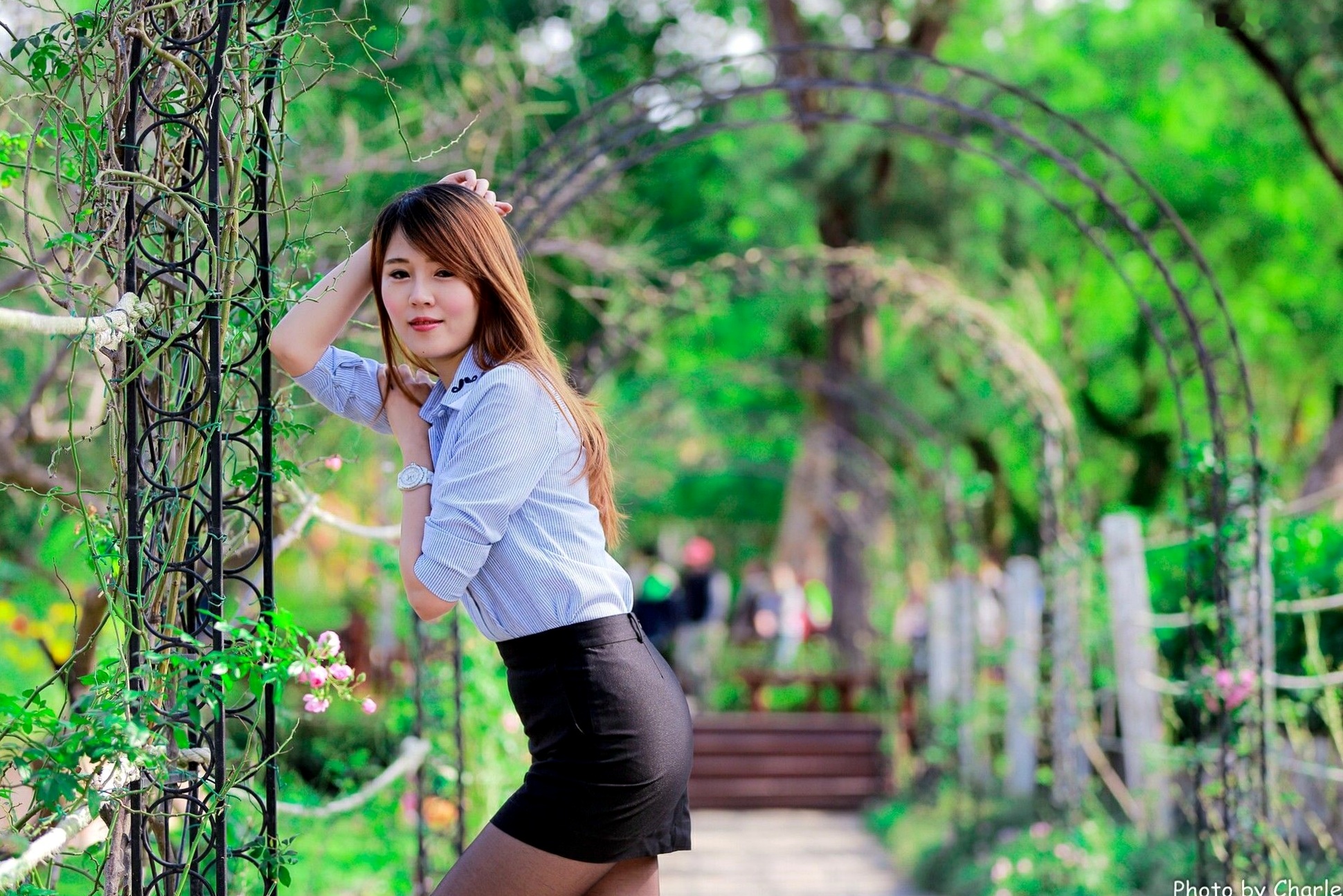台湾正妹艾琳士林官邸外拍写真,三套精美穿搭尽显甜美知性气质与修长美腿,82P高清街拍图集