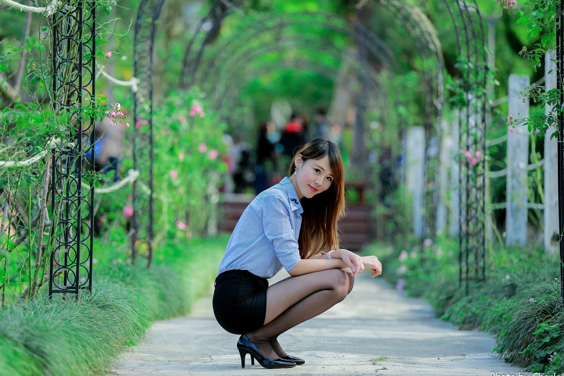台湾正妹艾琳士林官邸外拍写真,三套精美穿搭尽显甜美知性气质与修长美腿,82P高清街拍图集
