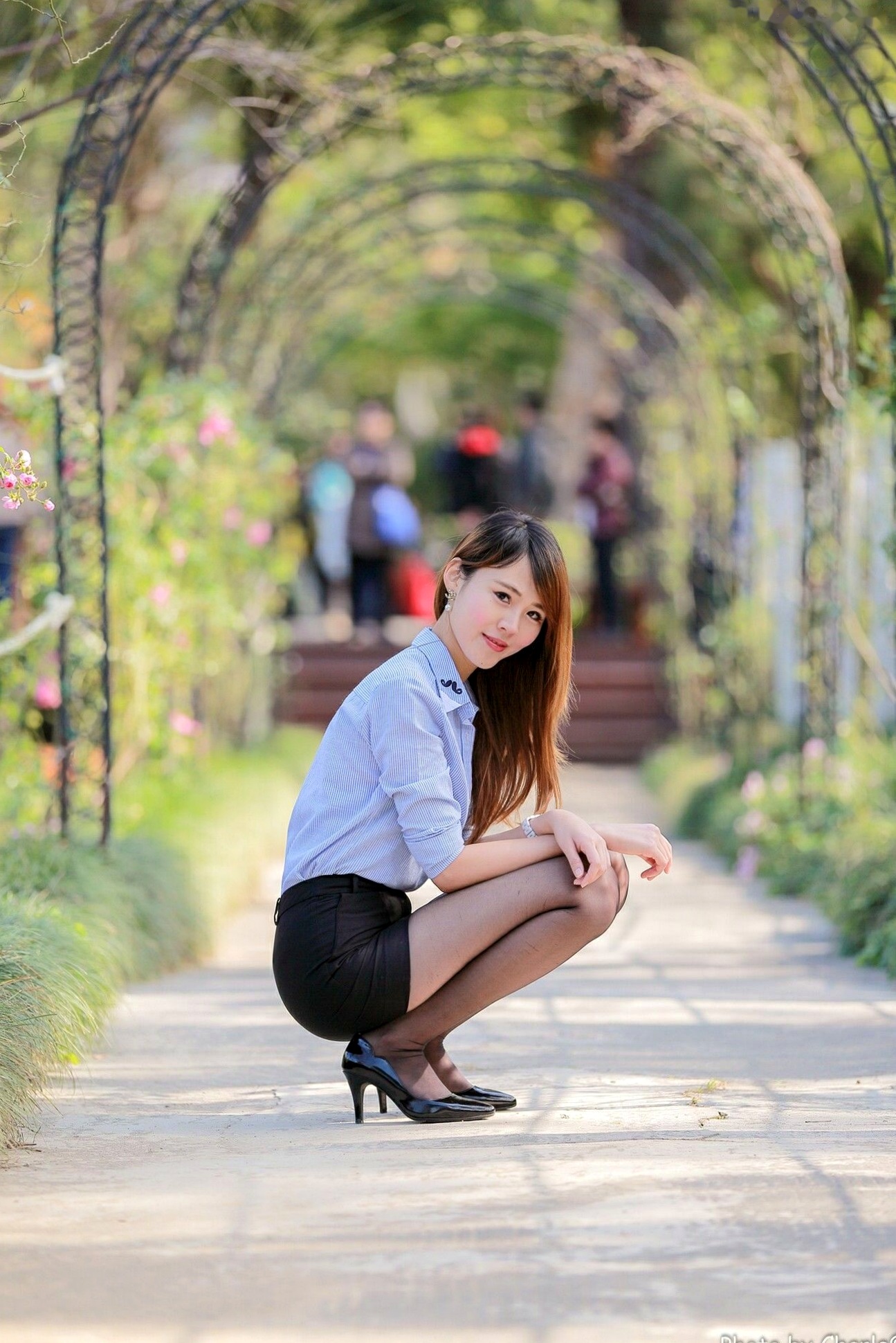 台湾正妹艾琳士林官邸外拍写真,三套精美穿搭尽显甜美知性气质与修长美腿,82P高清街拍图集