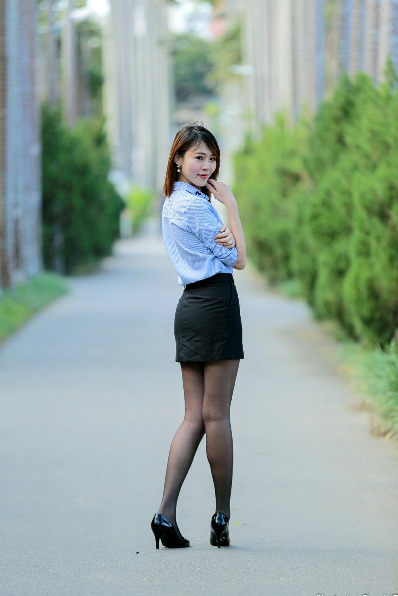 台湾正妹艾琳士林官邸外拍写真,三套精美穿搭尽显甜美知性气质与修长美腿,82P高清街拍图集