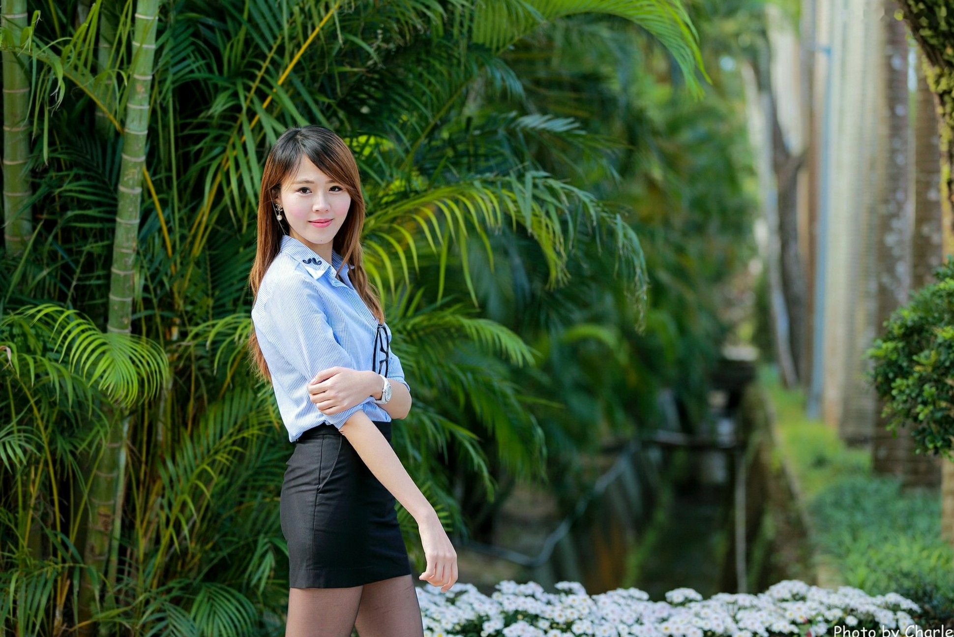 台湾正妹艾琳士林官邸外拍写真,三套精美穿搭尽显甜美知性气质与修长美腿,82P高清街拍图集