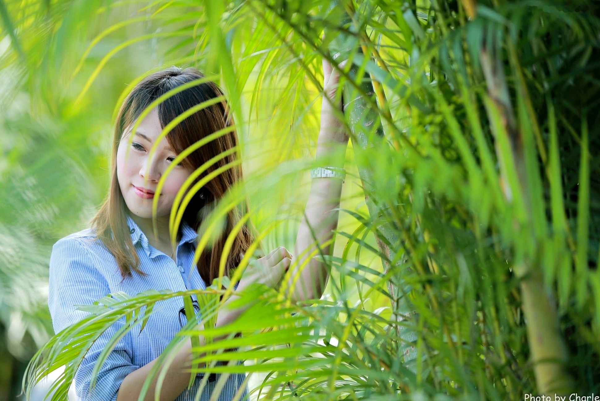 台湾正妹艾琳士林官邸外拍写真,三套精美穿搭尽显甜美知性气质与修长美腿,82P高清街拍图集