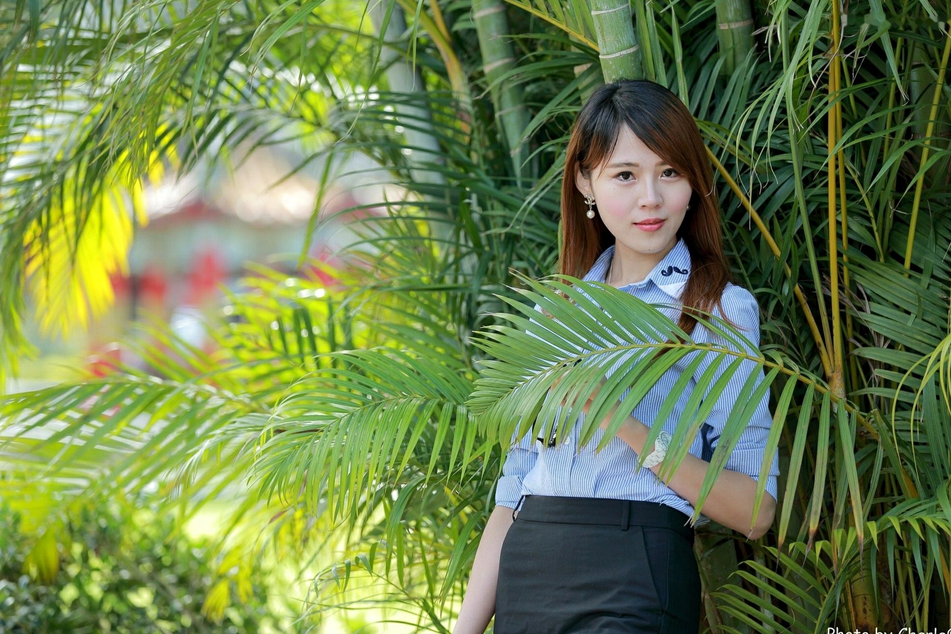 台湾正妹艾琳士林官邸外拍写真,三套精美穿搭尽显甜美知性气质与修长美腿,82P高清街拍图集