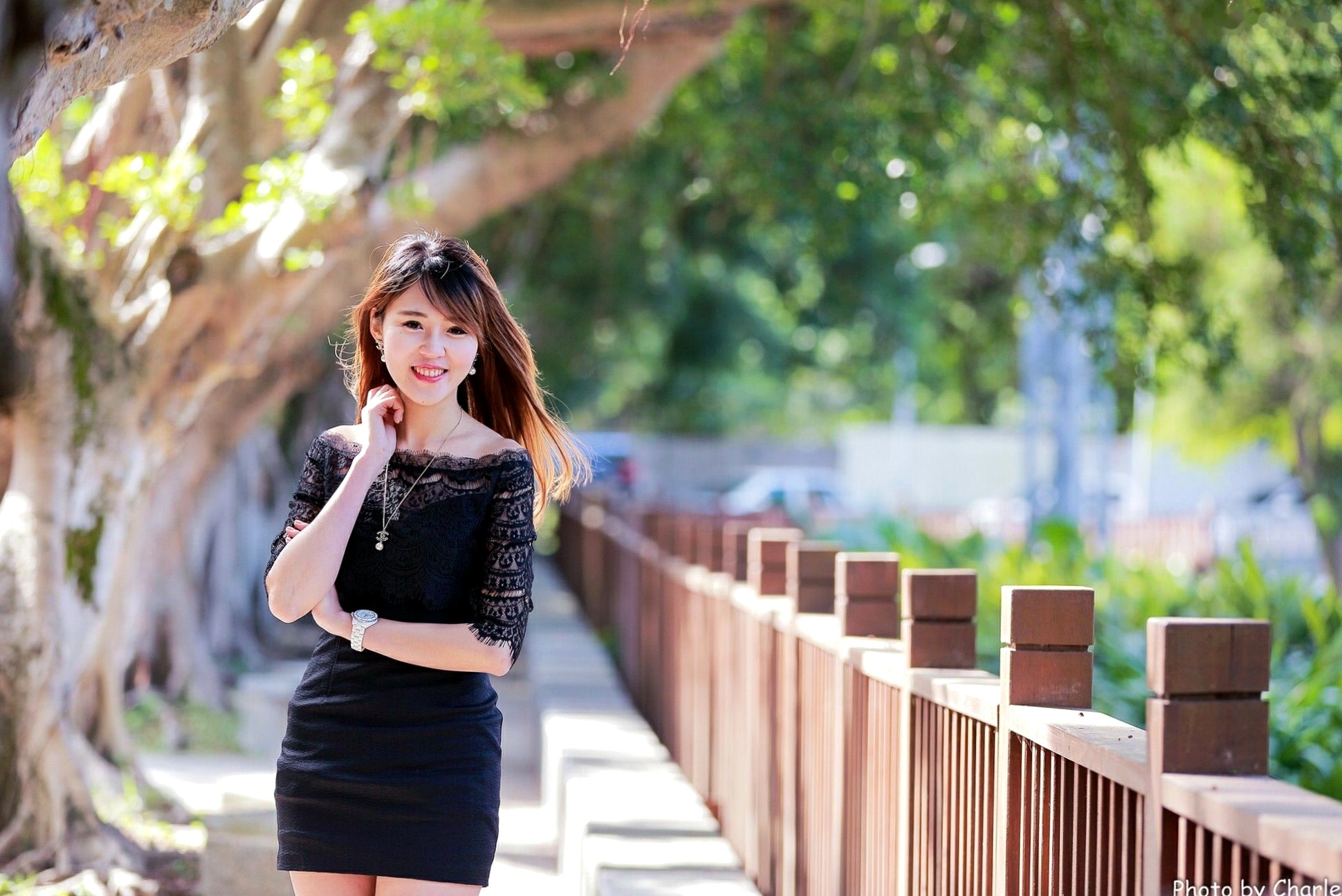 台湾正妹艾琳士林官邸外拍写真,三套精美穿搭尽显甜美知性气质与修长美腿,82P高清街拍图集