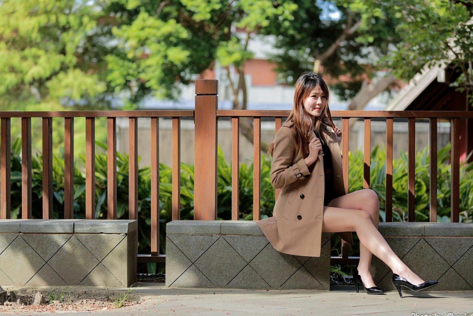 台湾正妹艾琳士林官邸外拍写真,三套精美穿搭尽显甜美知性气质与修长美腿,82P高清街拍图集