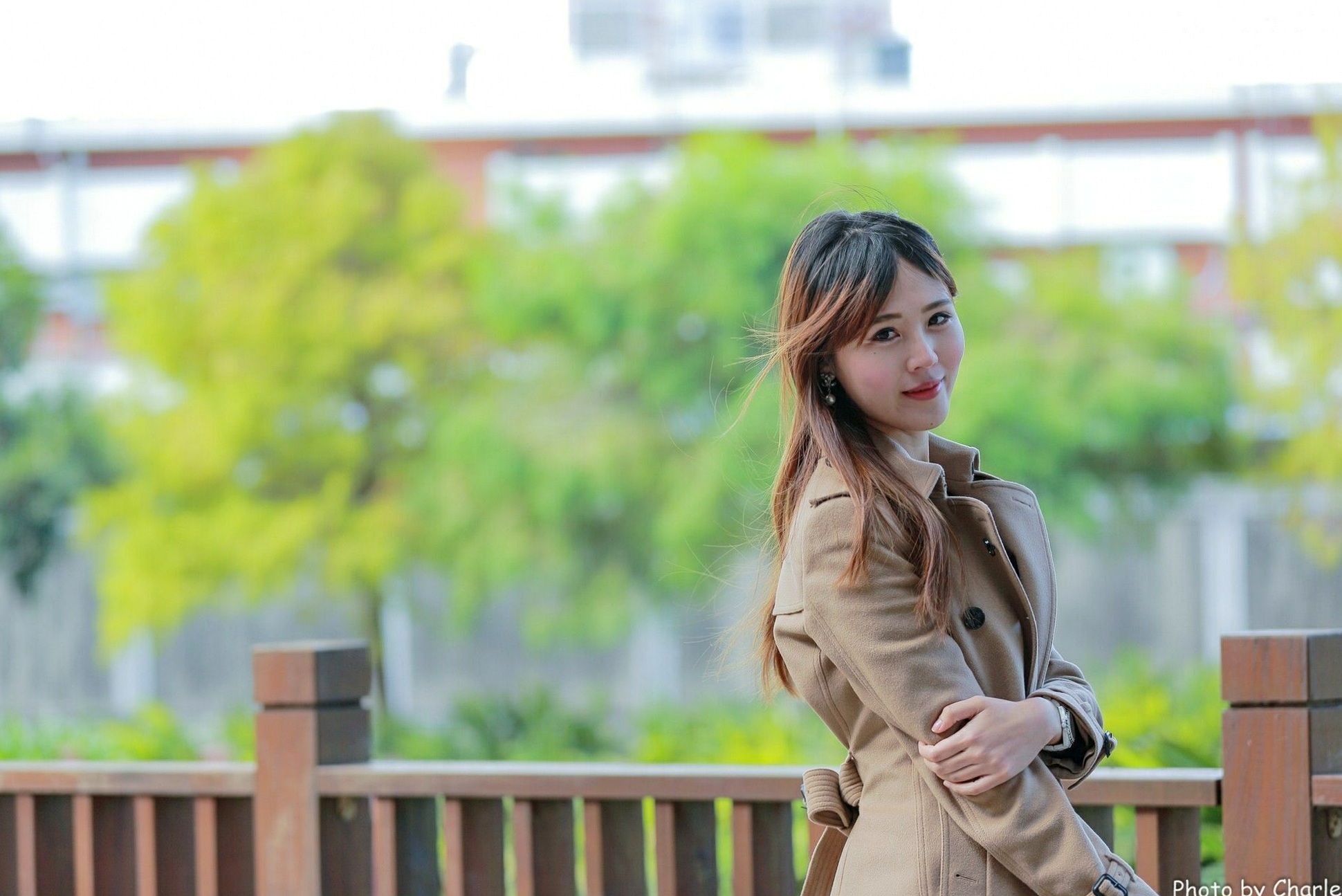 台湾正妹艾琳士林官邸外拍写真,三套精美穿搭尽显甜美知性气质与修长美腿,82P高清街拍图集