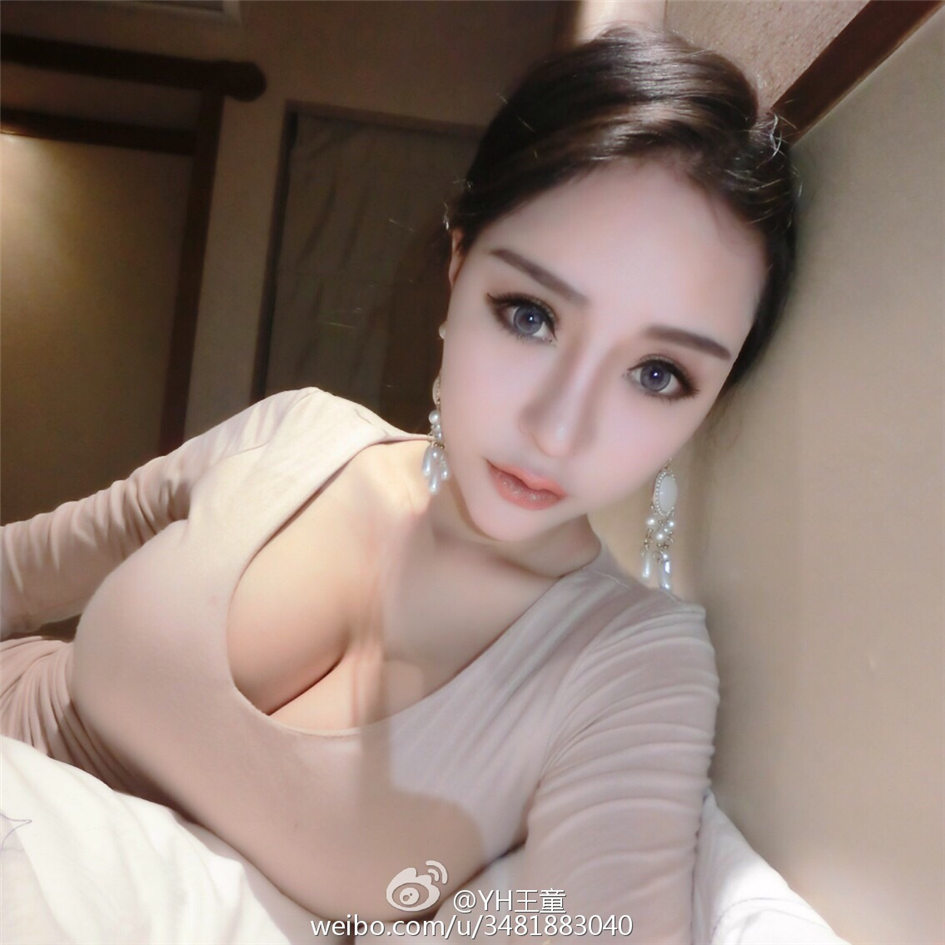 YH王童 94大胸妹子自拍图片合集