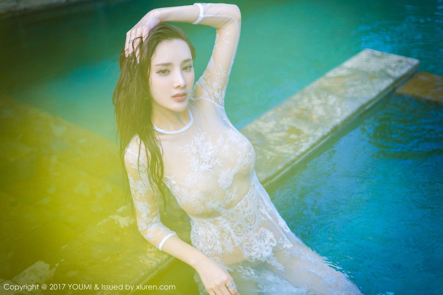女神土肥圆矮挫穷 气质红裙透视湿身