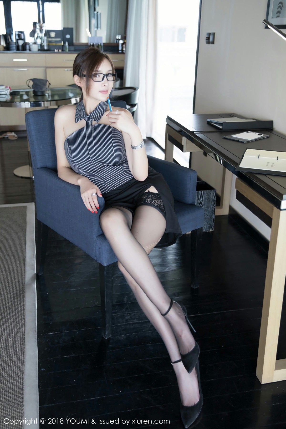 女神奶瓶土肥圆 黑色蕾丝制服美腿