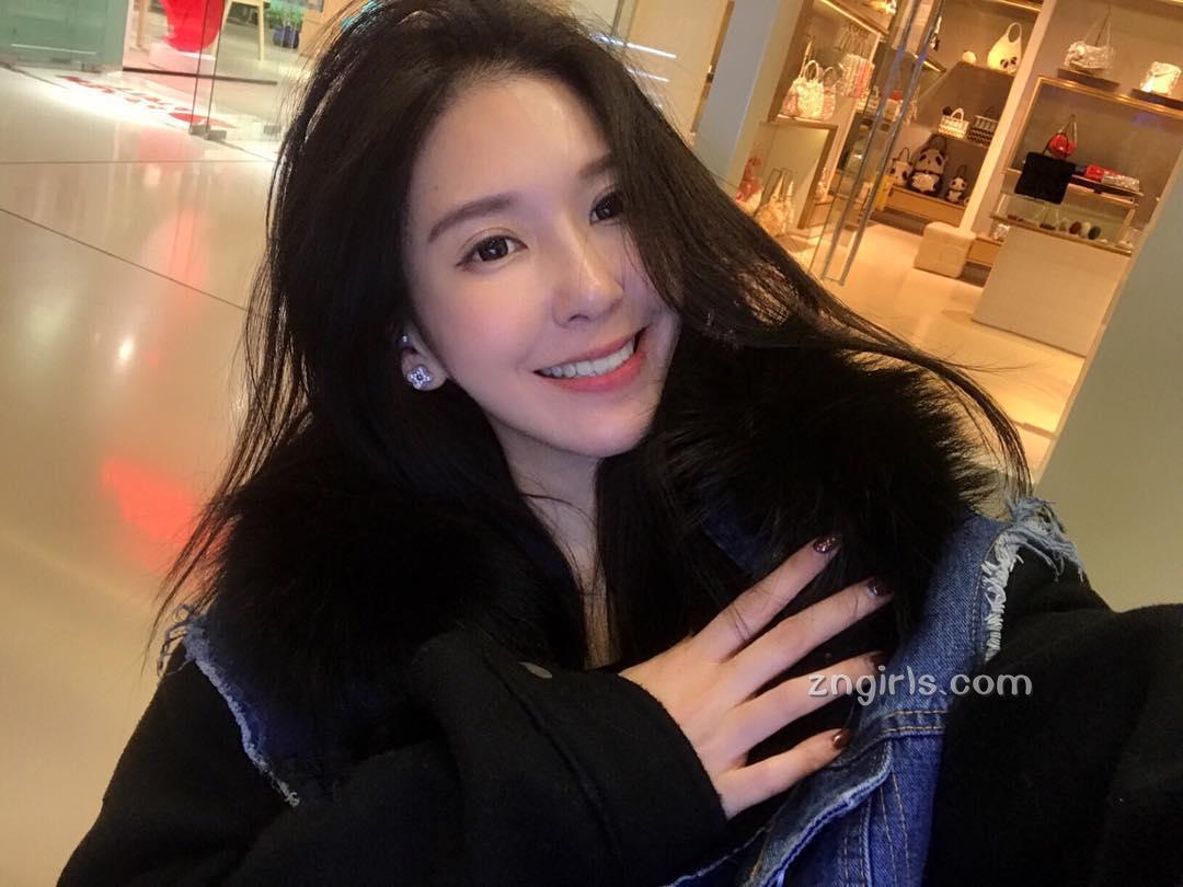 「明道校花」毕业以后更进化,辣到粉丝喊不要不要!