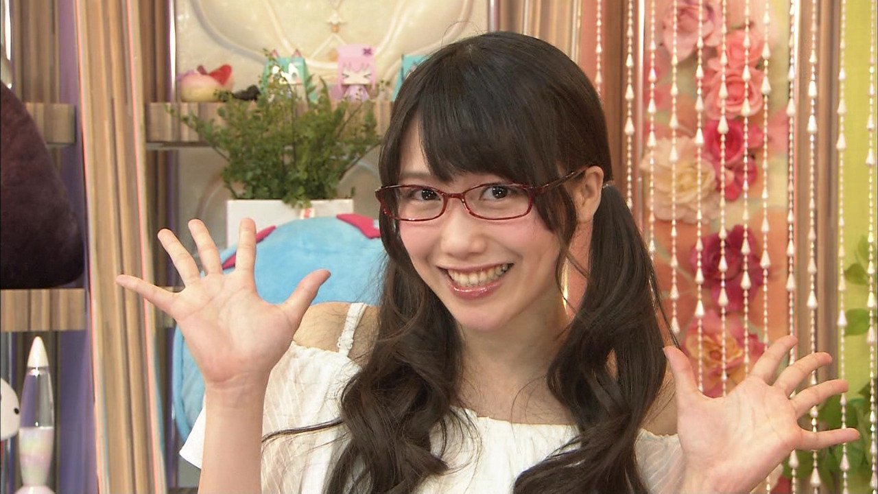 加藤里保菜 治愈系的眼镜美人