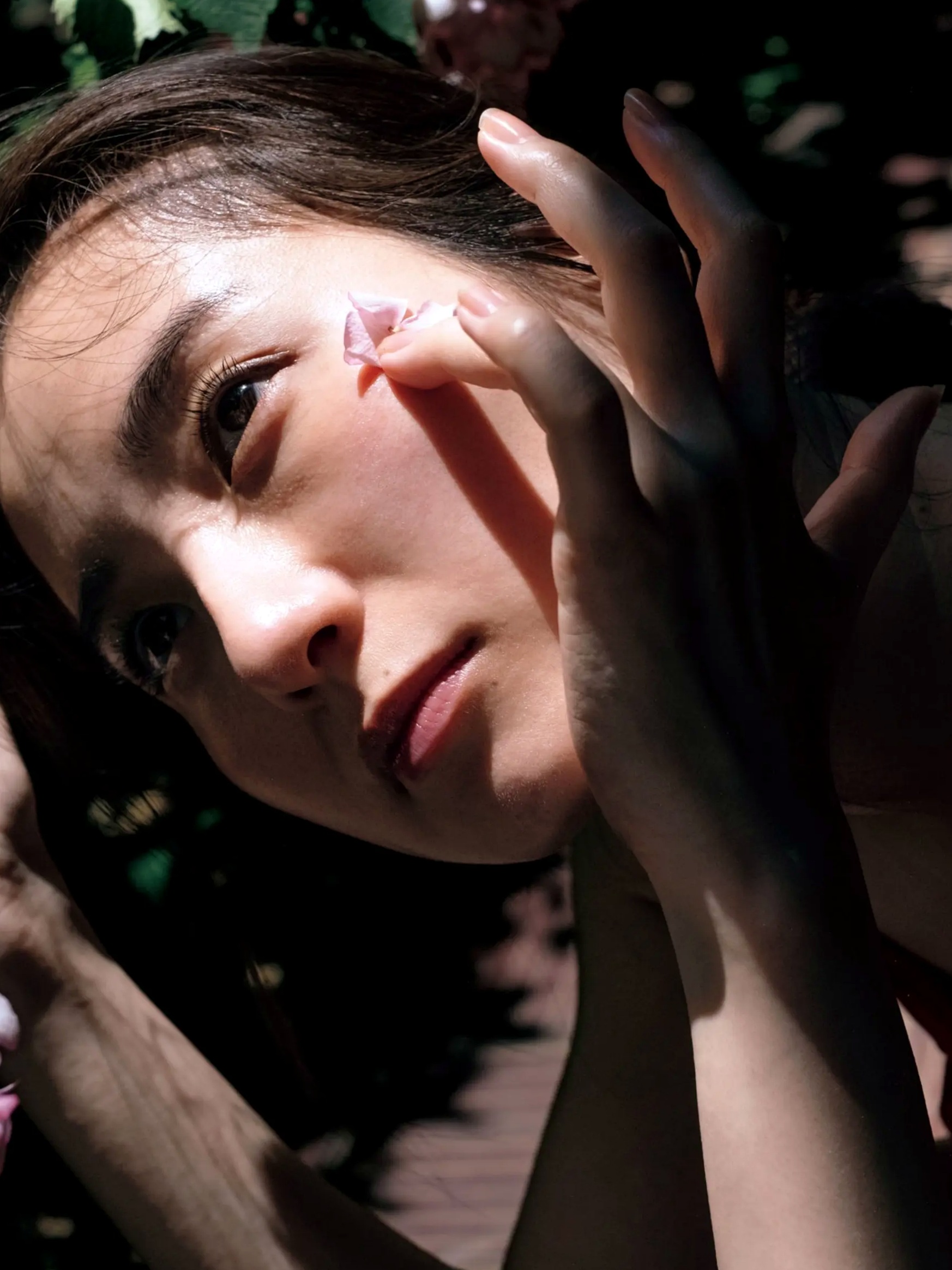 高田里穂《素描》写真:日本女神家居私房性感大片 展现慵懒诱惑美感