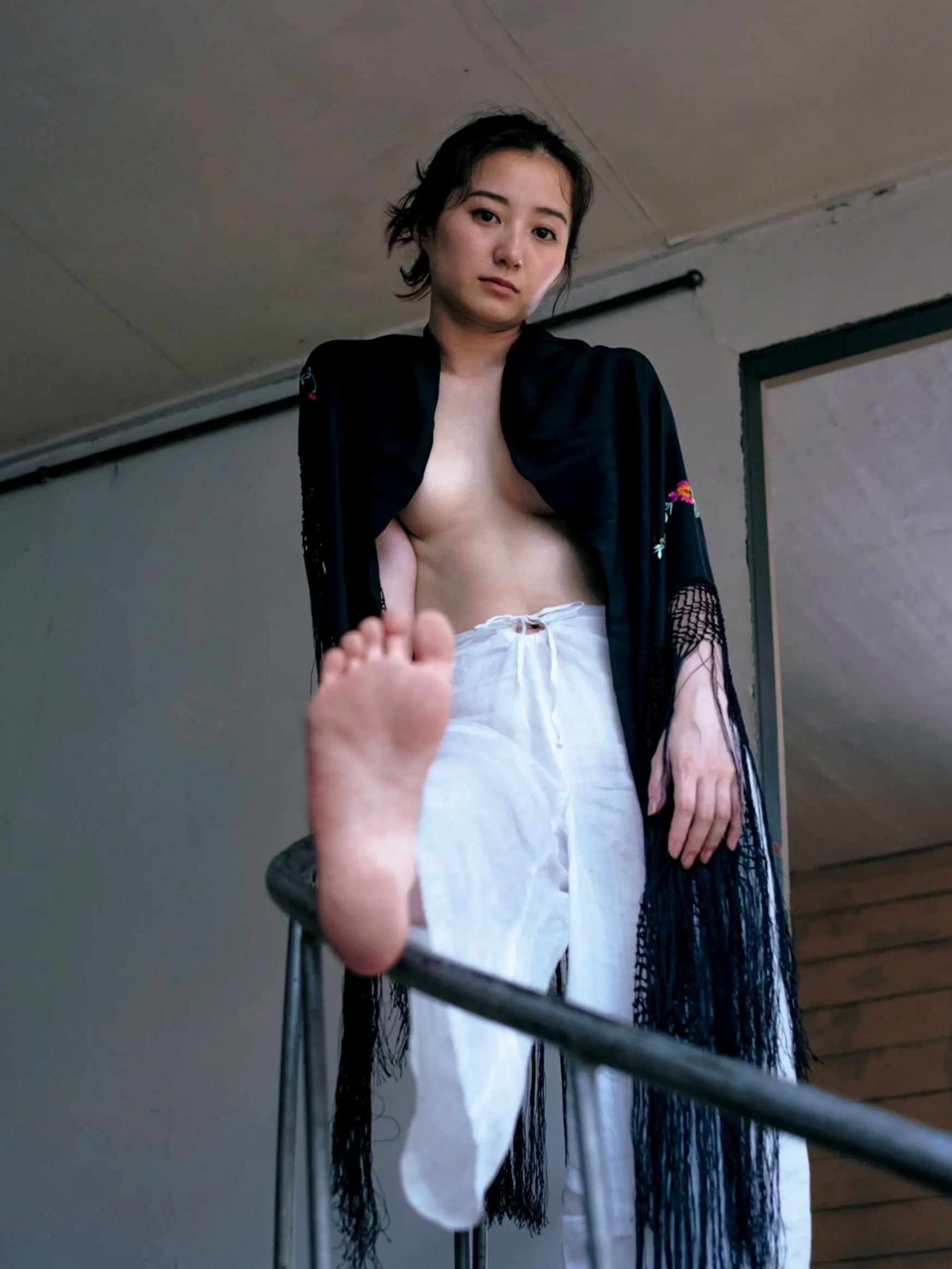 高田里穂《素描》写真:日本女神家居私房性感大片 展现慵懒诱惑美感