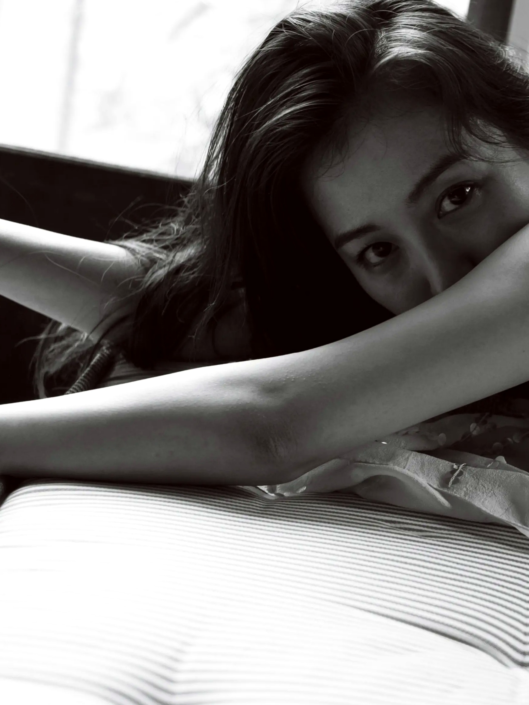 高田里穂《素描》写真:日本女神家居私房性感大片 展现慵懒诱惑美感