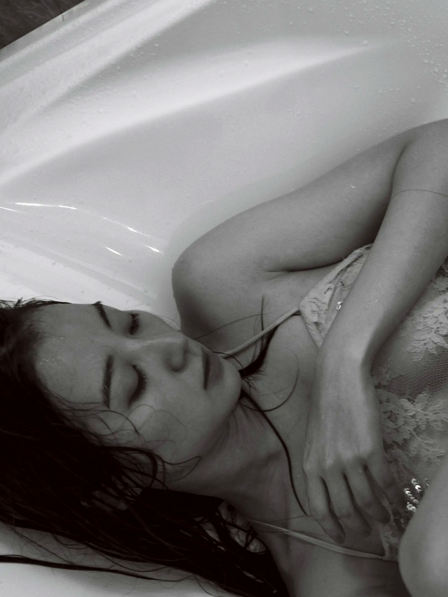 高田里穂《素描》写真:日本女神家居私房性感大片 展现慵懒诱惑美感