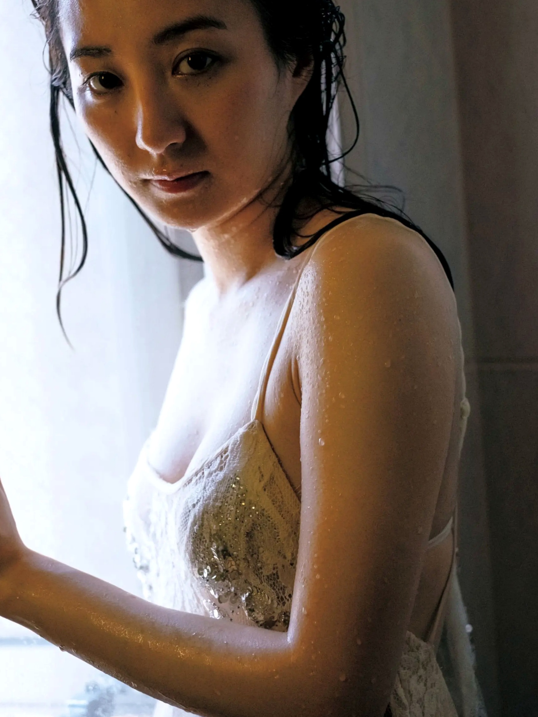 高田里穂《素描》写真:日本女神家居私房性感大片 展现慵懒诱惑美感