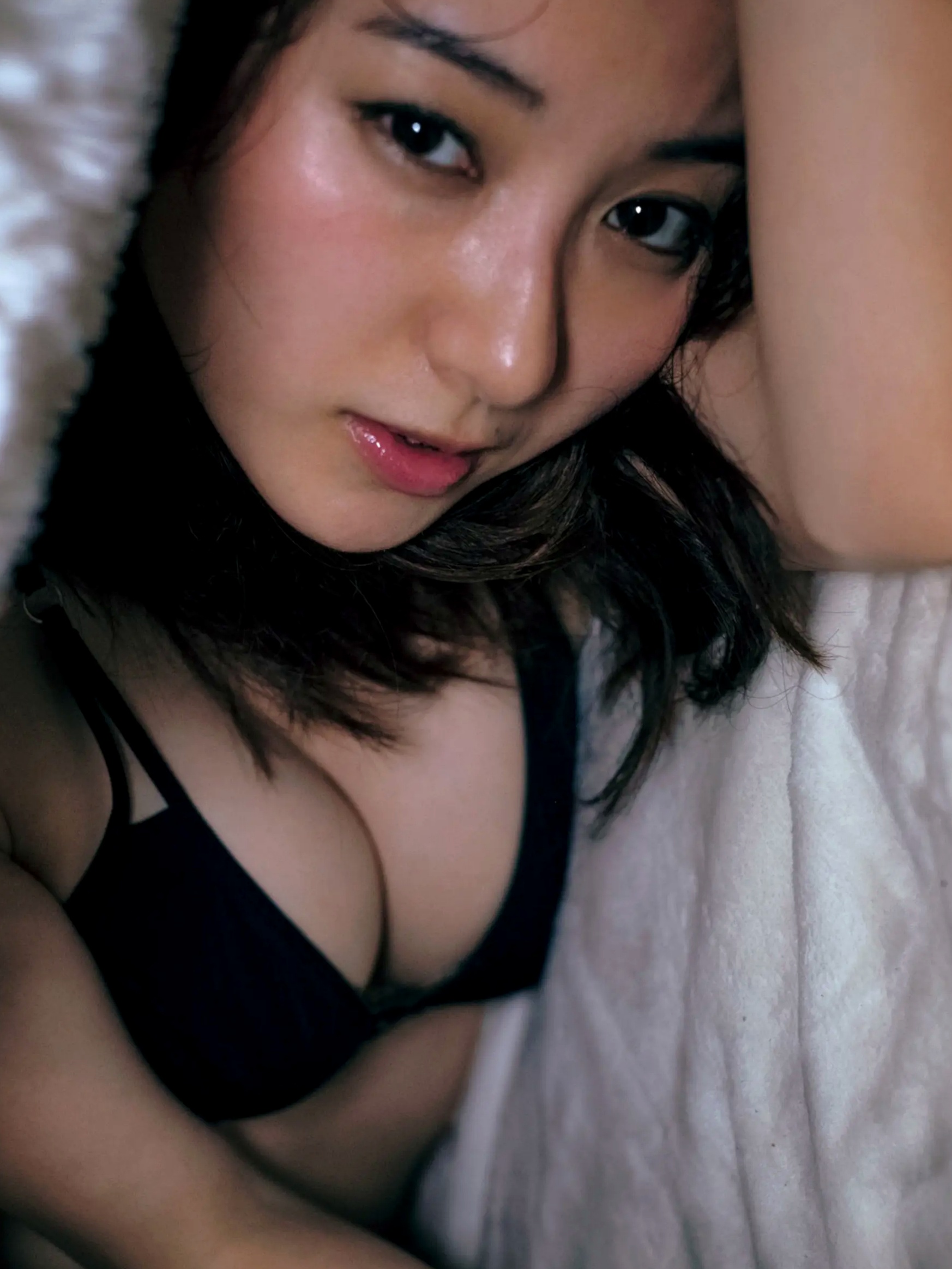 高田里穂《素描》写真:日本女神家居私房性感大片 展现慵懒诱惑美感