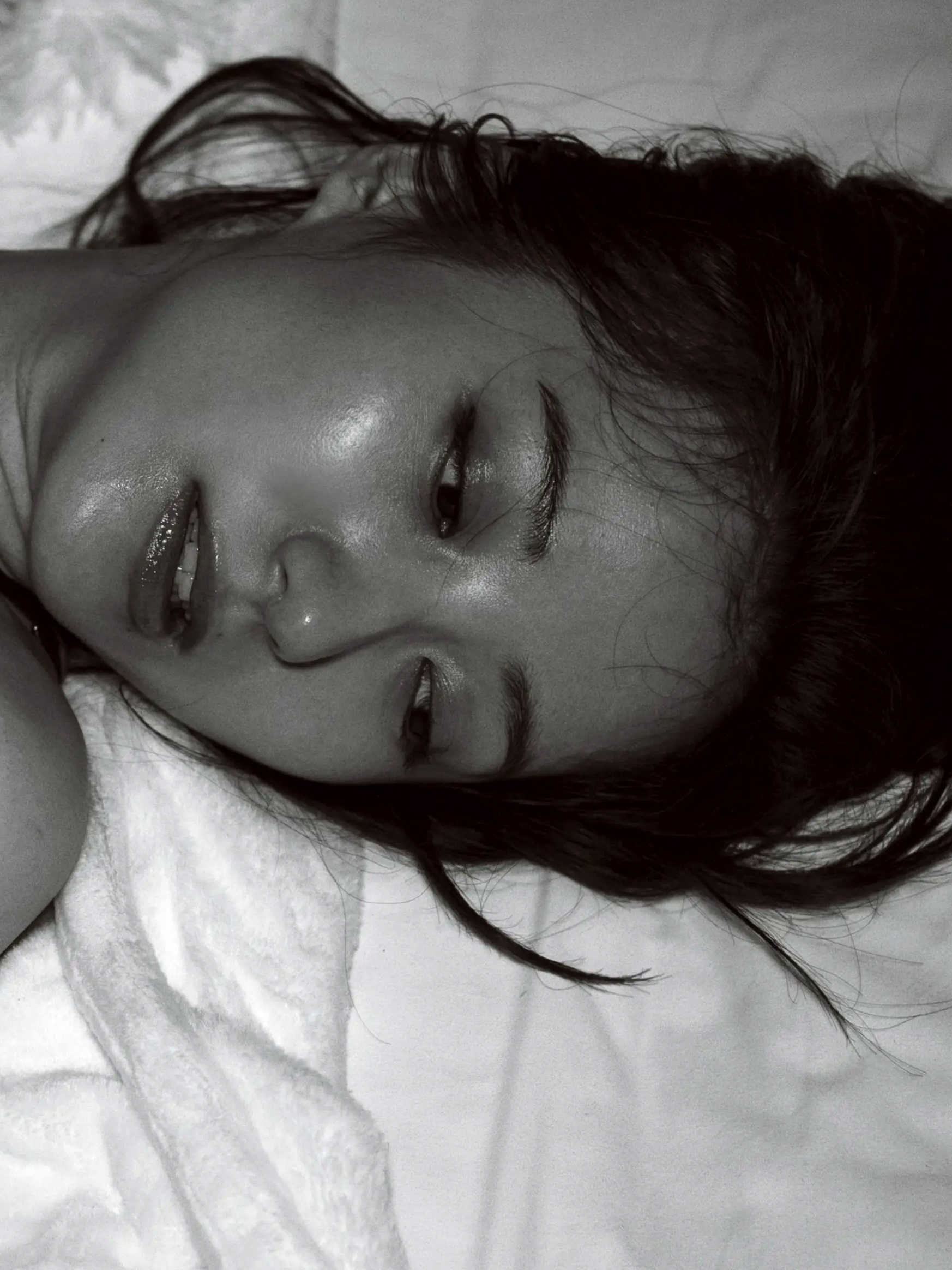 高田里穂《素描》写真:日本女神家居私房性感大片 展现慵懒诱惑美感