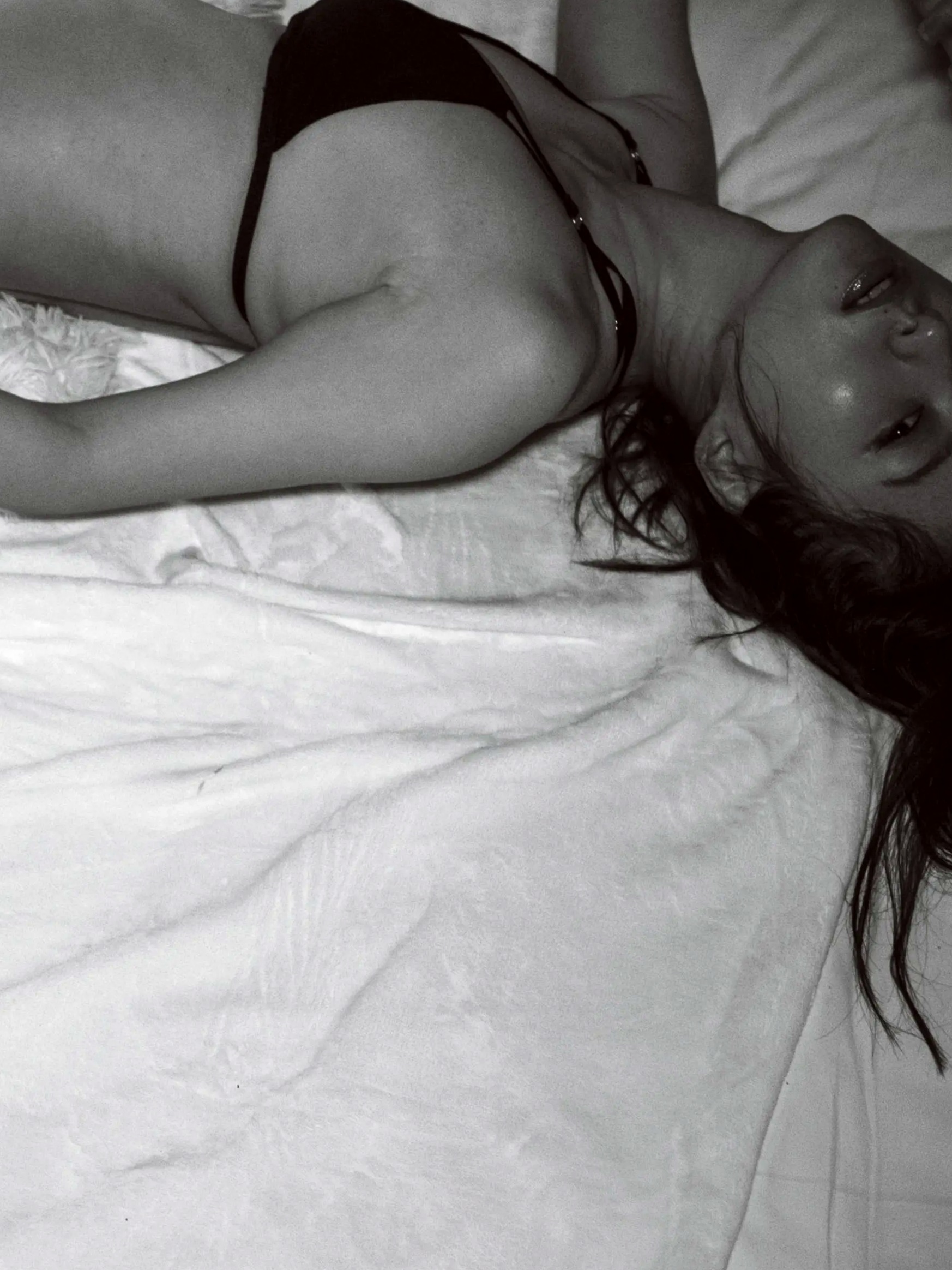 高田里穂《素描》写真:日本女神家居私房性感大片 展现慵懒诱惑美感