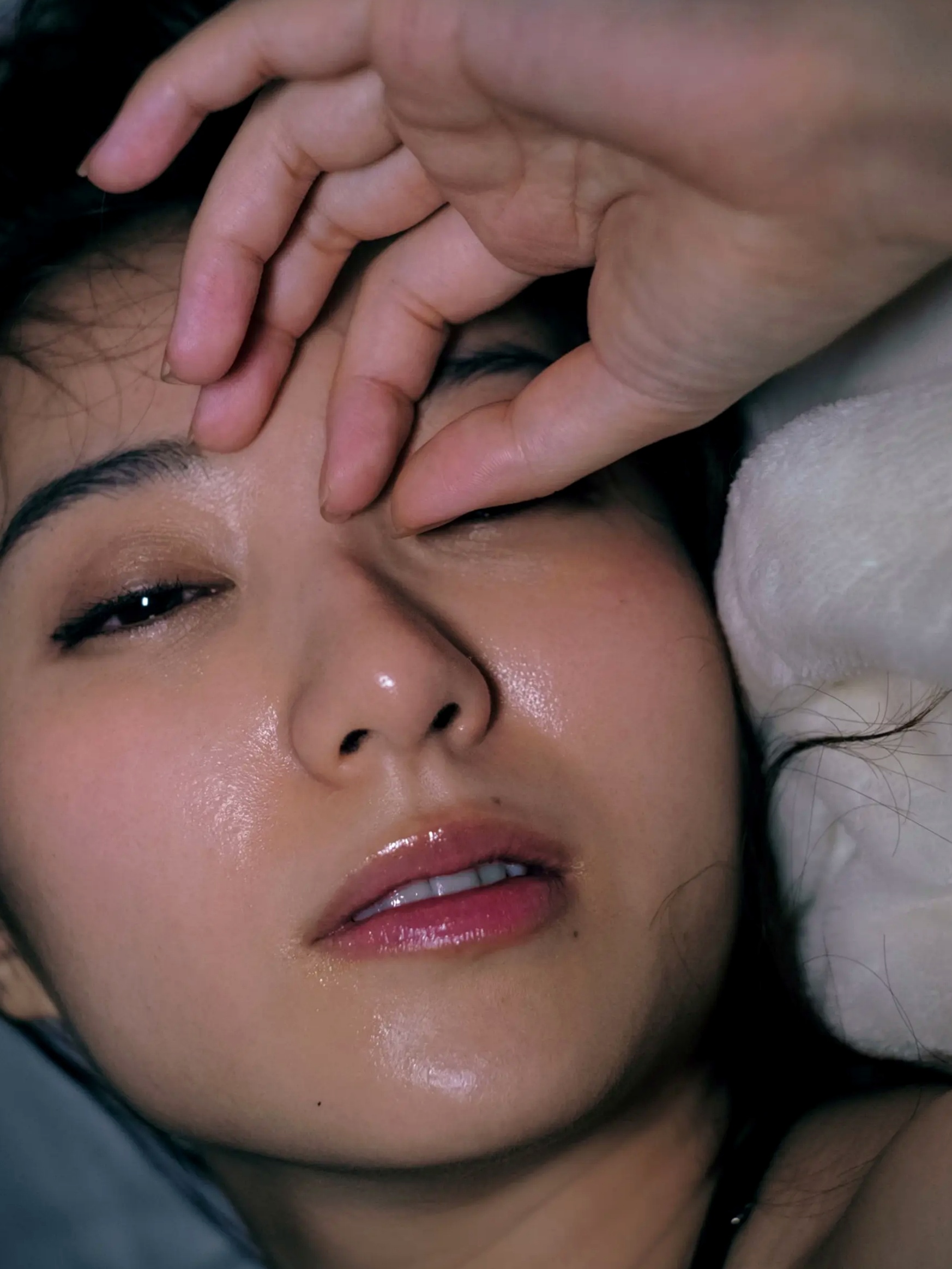 高田里穂《素描》写真:日本女神家居私房性感大片 展现慵懒诱惑美感