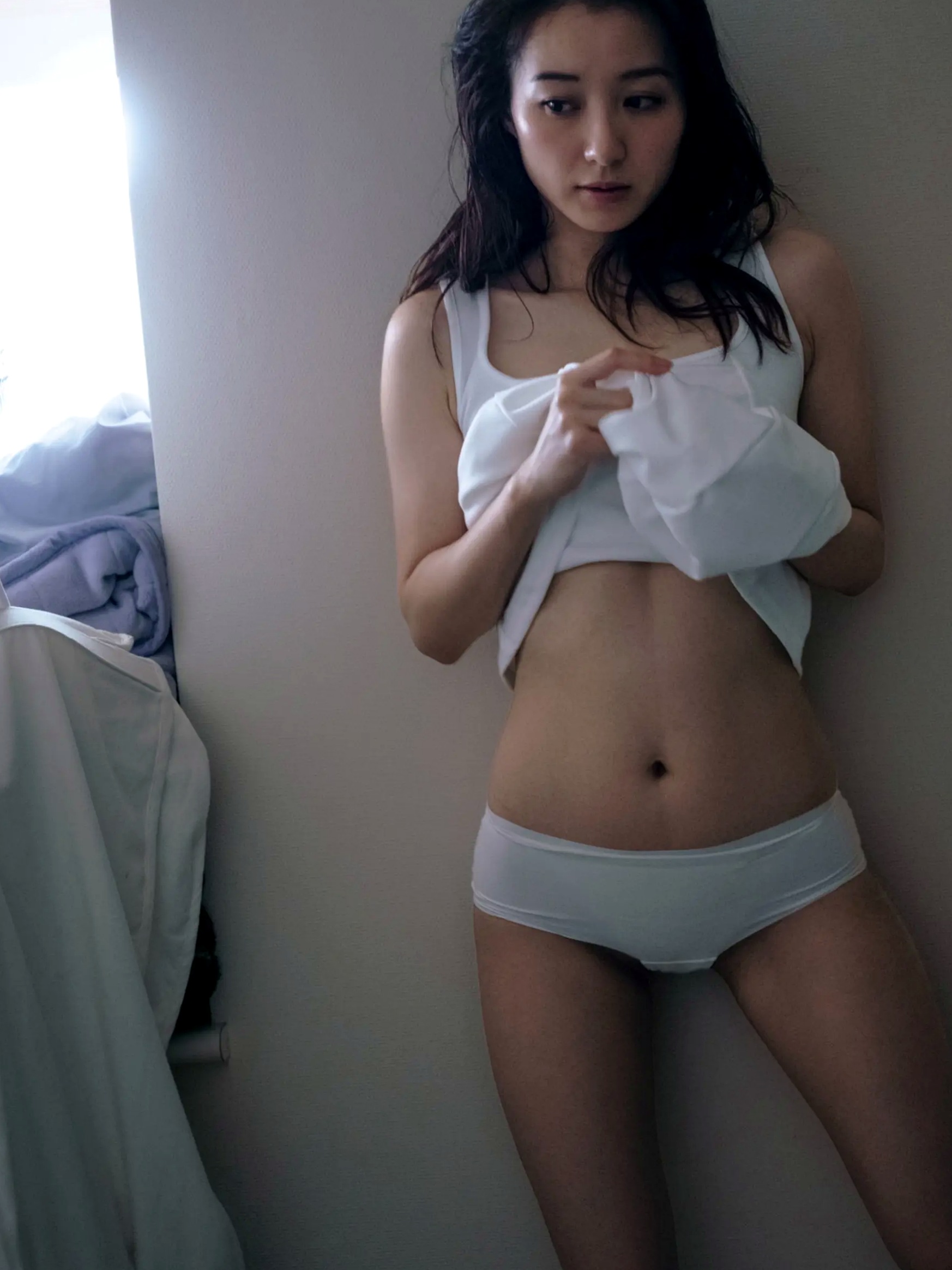 高田里穂《素描》写真:日本女神家居私房性感大片 展现慵懒诱惑美感