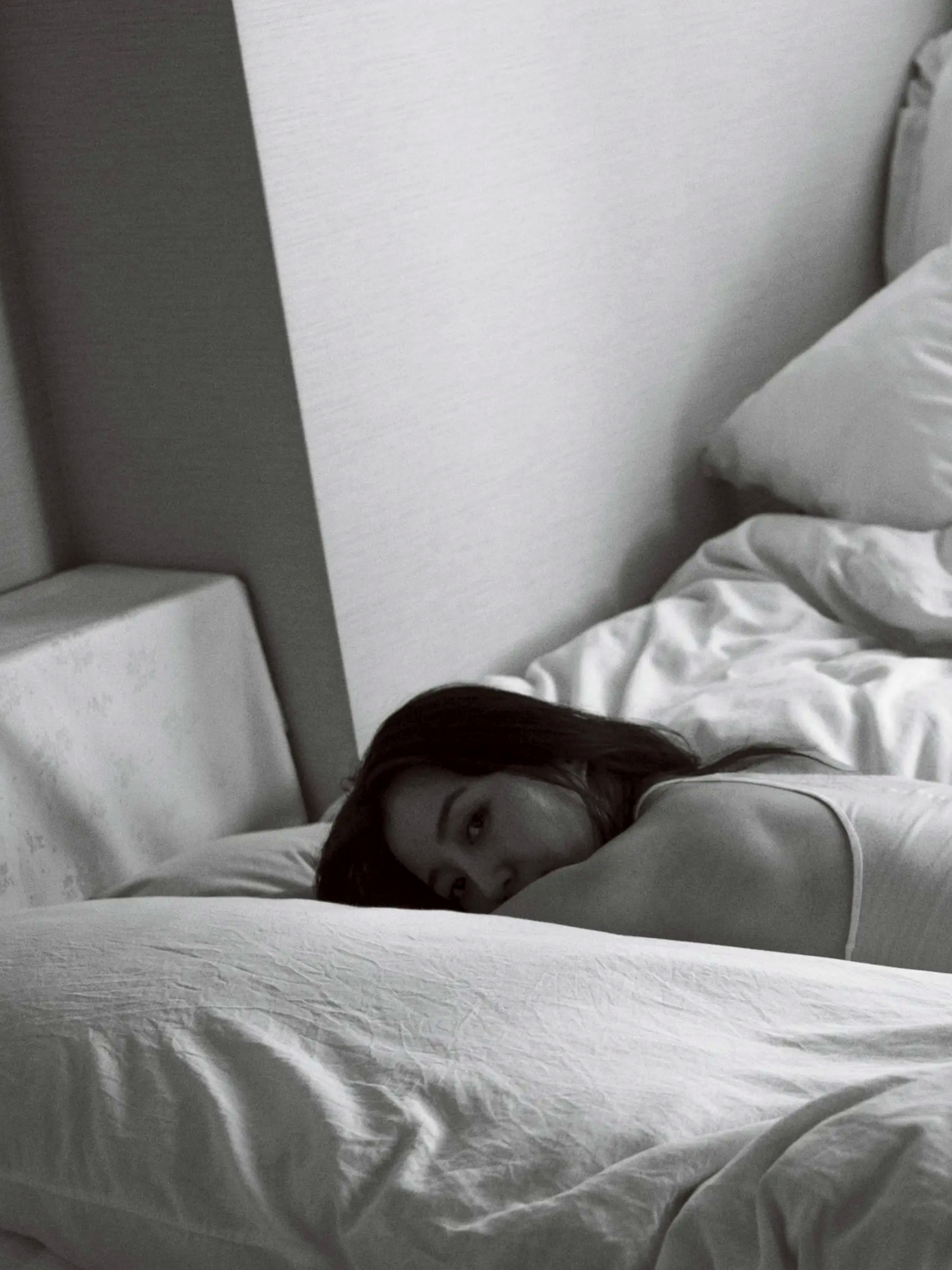 高田里穂《素描》写真:日本女神家居私房性感大片 展现慵懒诱惑美感