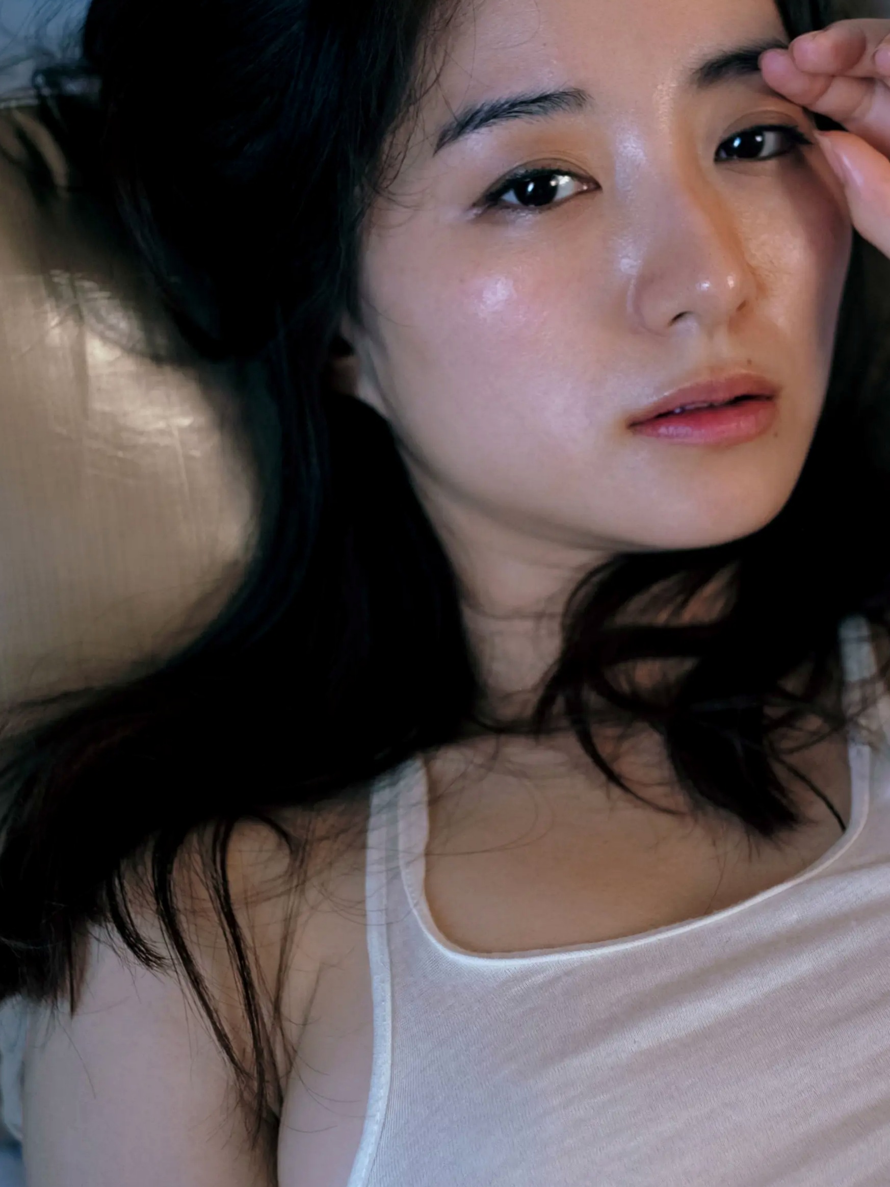 高田里穂《素描》写真:日本女神家居私房性感大片 展现慵懒诱惑美感