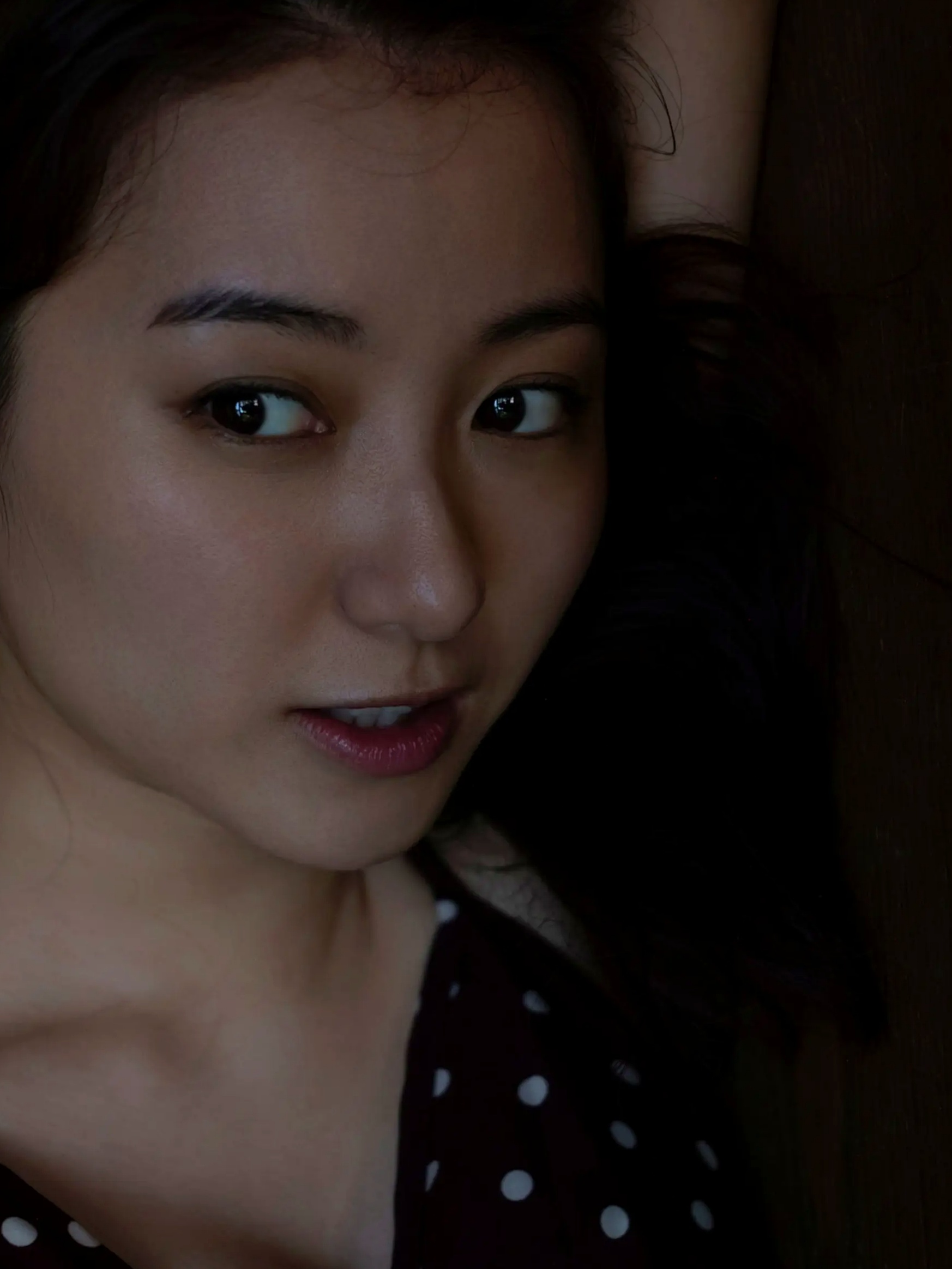 高田里穂《素描》写真:日本女神家居私房性感大片 展现慵懒诱惑美感