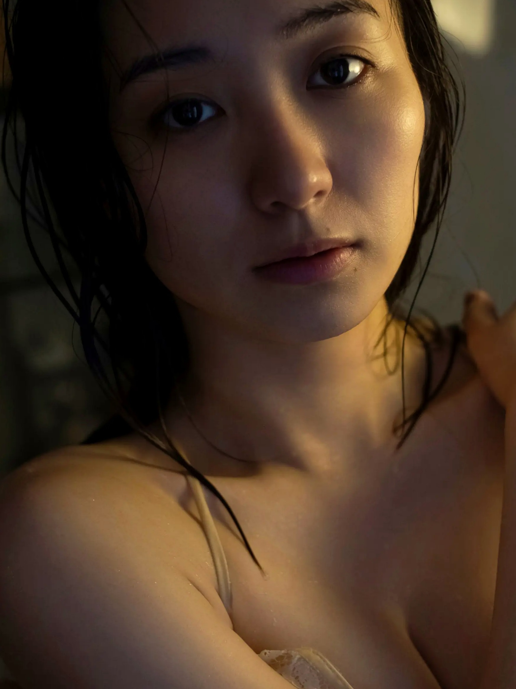 高田里穂《素描》写真:日本女神家居私房性感大片 展现慵懒诱惑美感