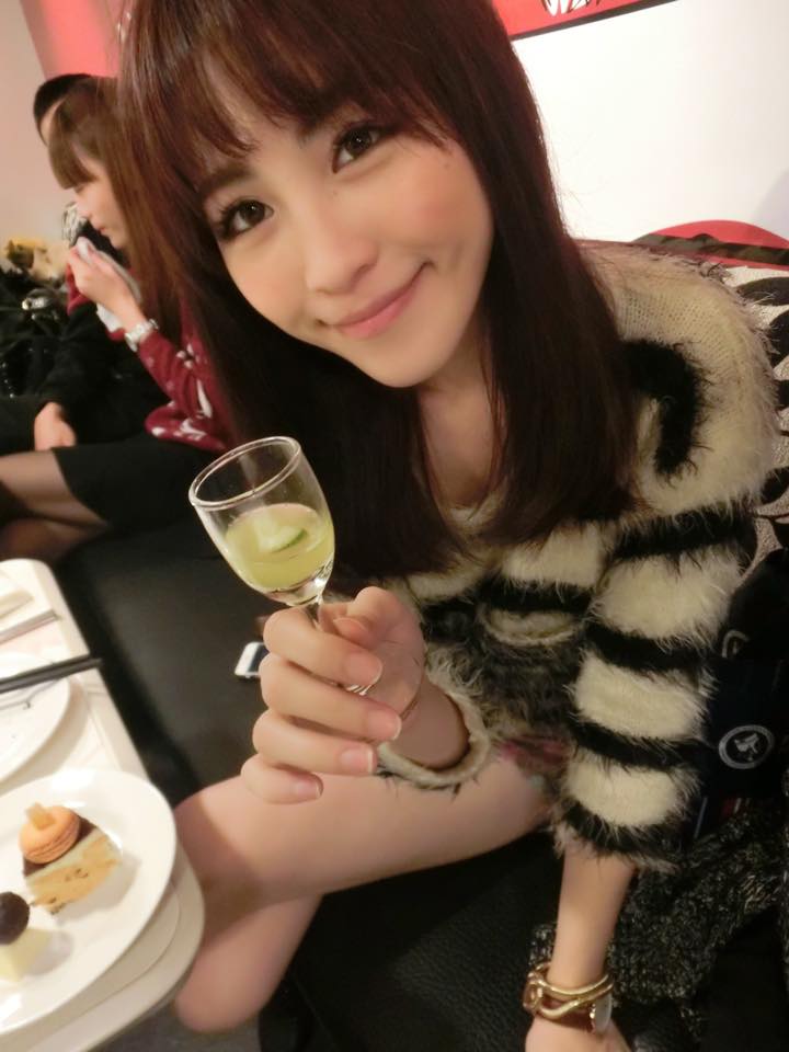 芬芬(张伟芬) 超甜正妹睡前性感自拍