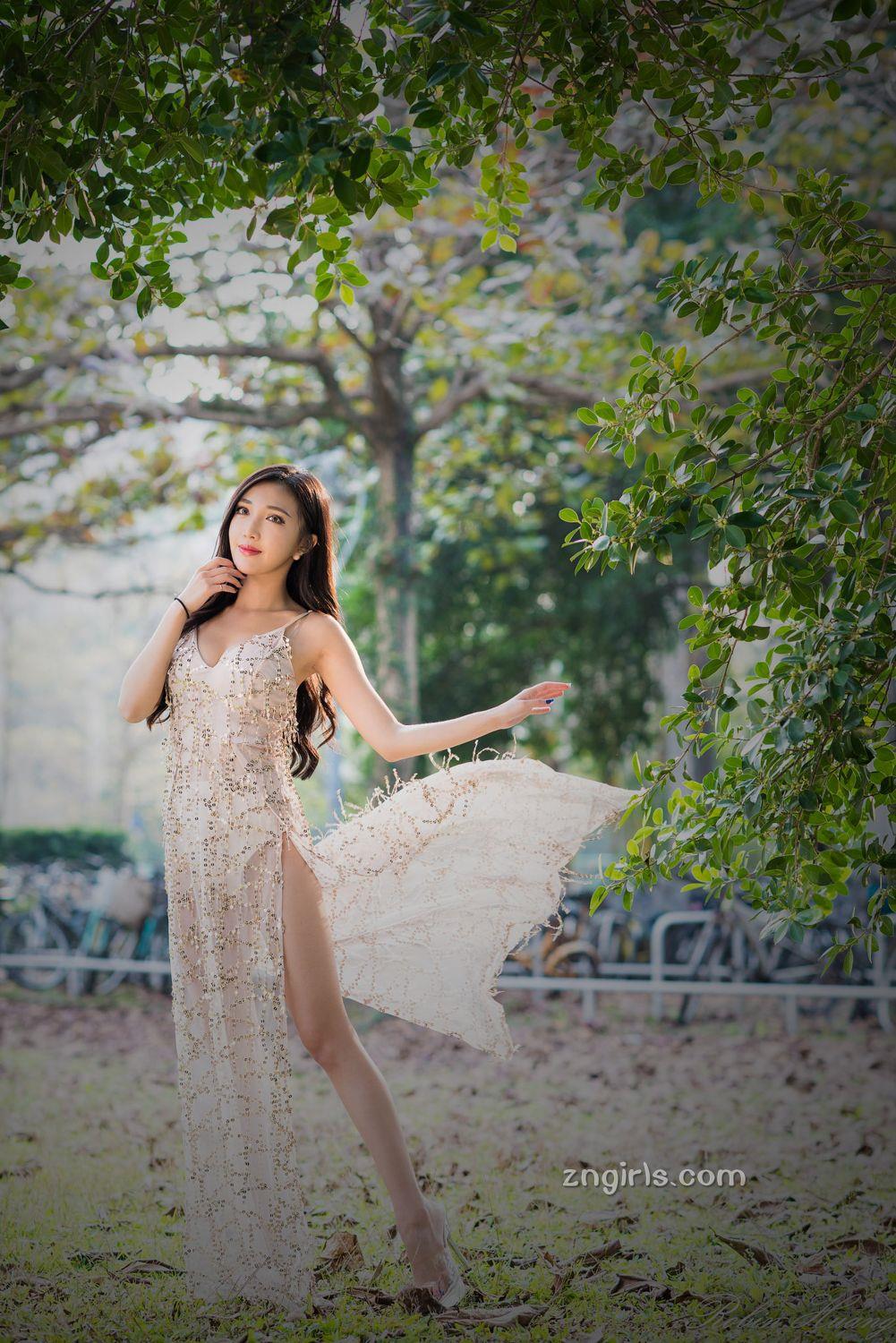 赵芸- 成熟女人写真之深红开胸长裙