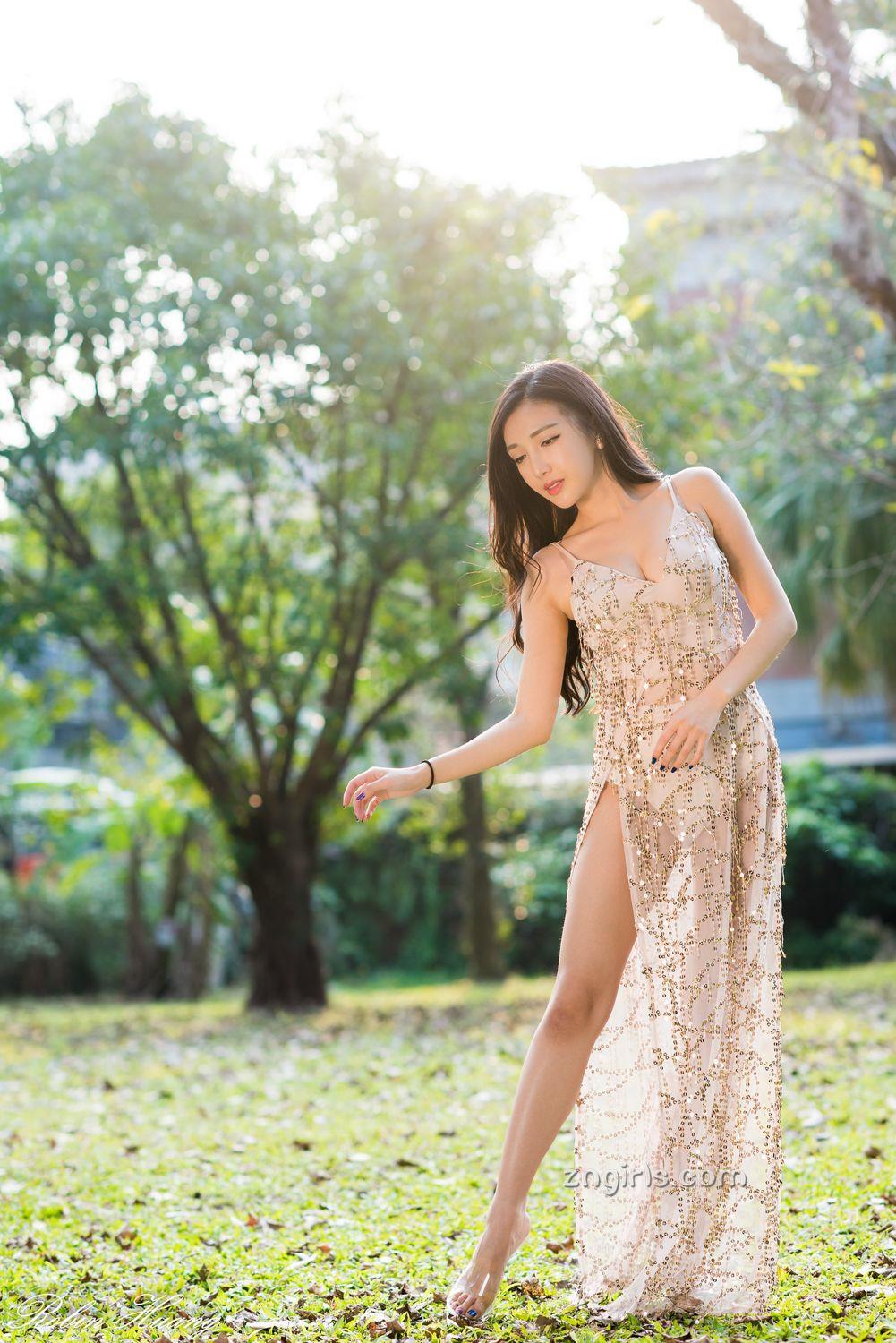 赵芸- 成熟女人写真之深红开胸长裙