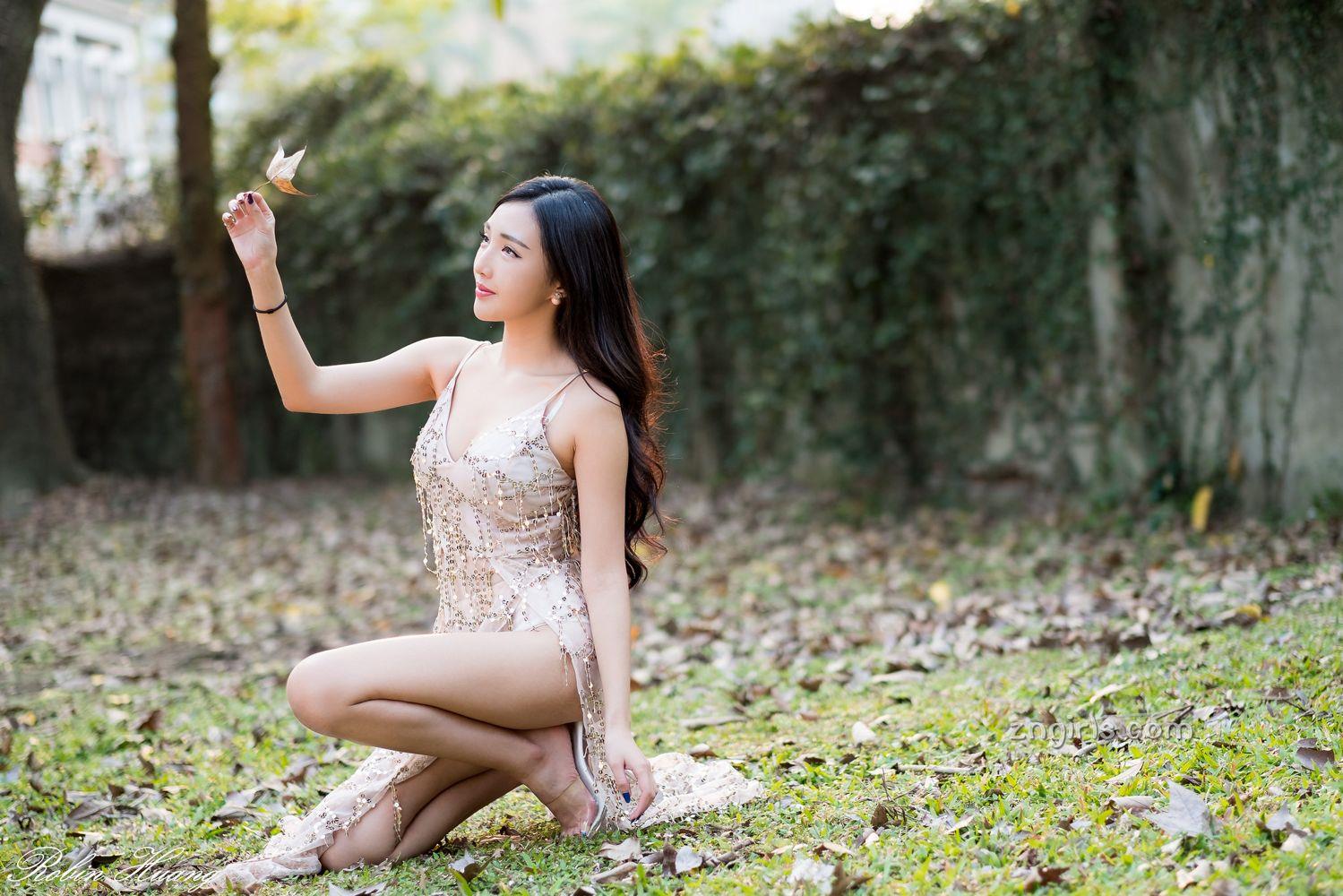 赵芸- 成熟女人写真之深红开胸长裙