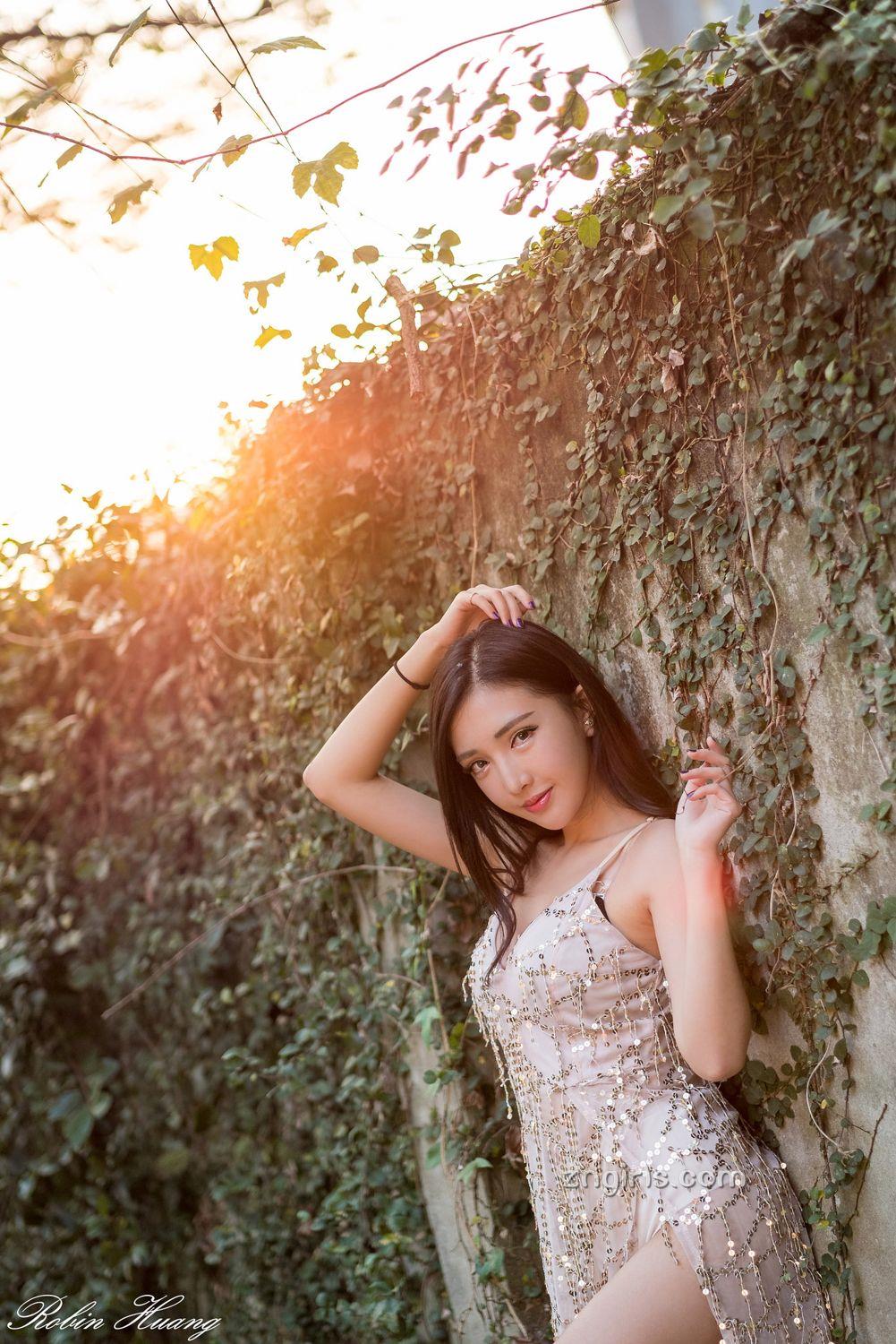 赵芸- 成熟女人写真之深红开胸长裙