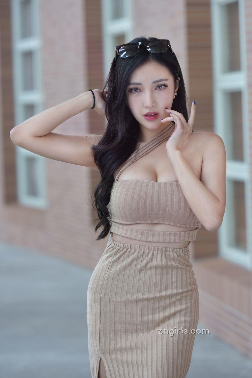 赵芸- 成熟女人写真之深红开胸长裙