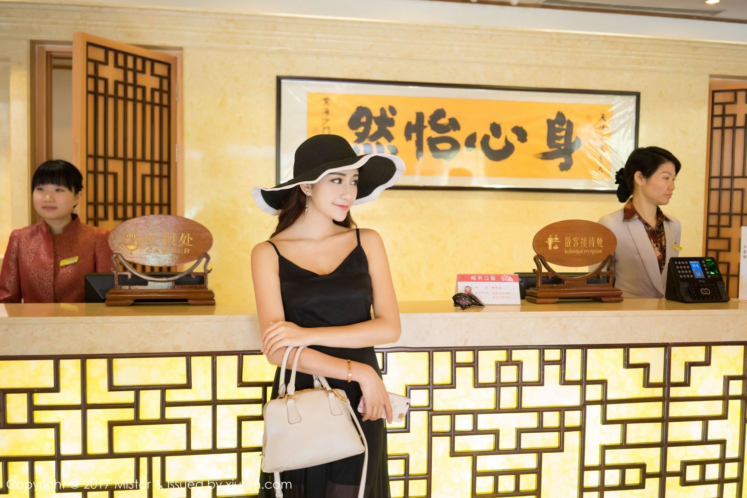 颜值美女小蕾蕾 黄色长裙蓝色吊带