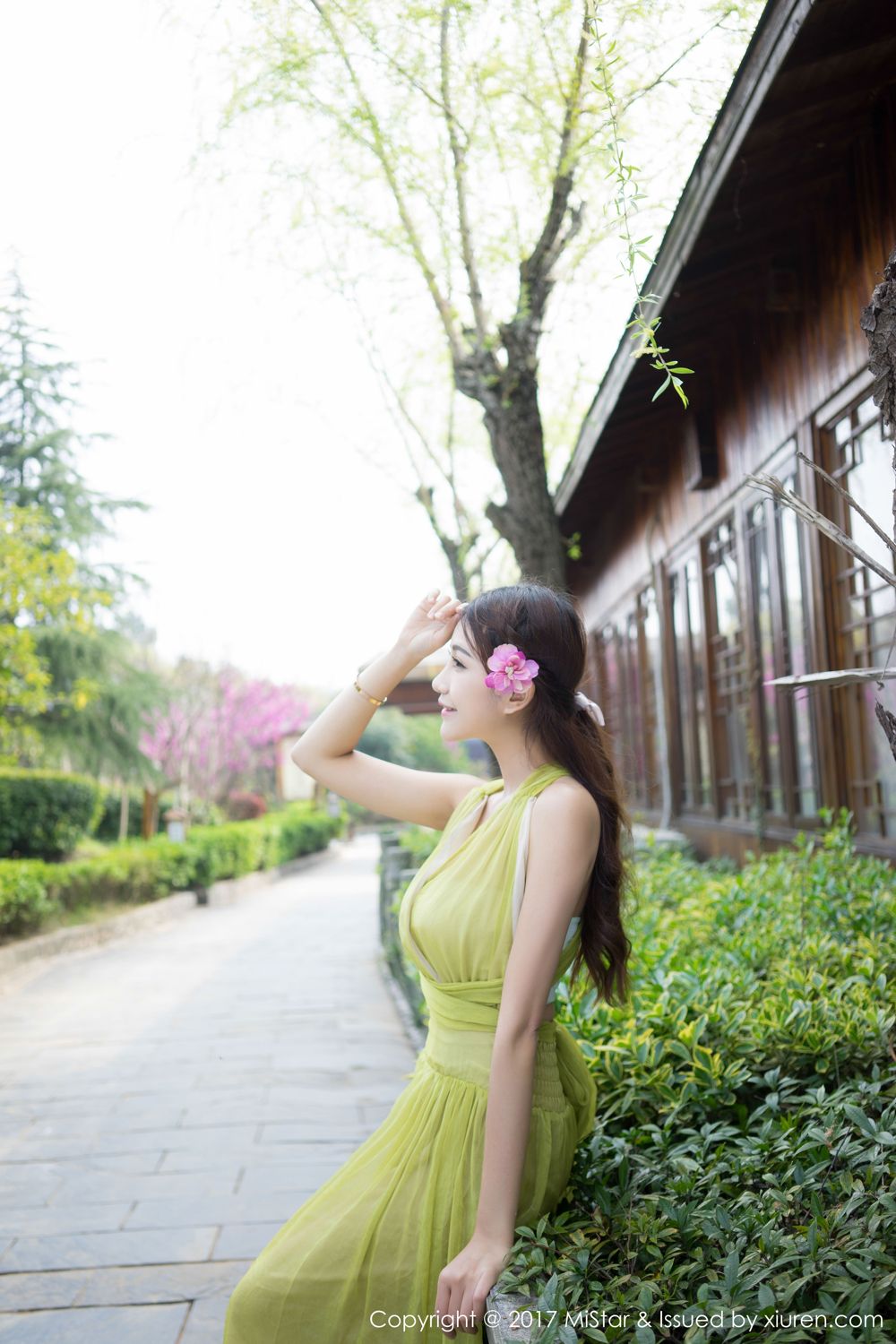 颜值美女小蕾蕾 黄色长裙蓝色吊带
