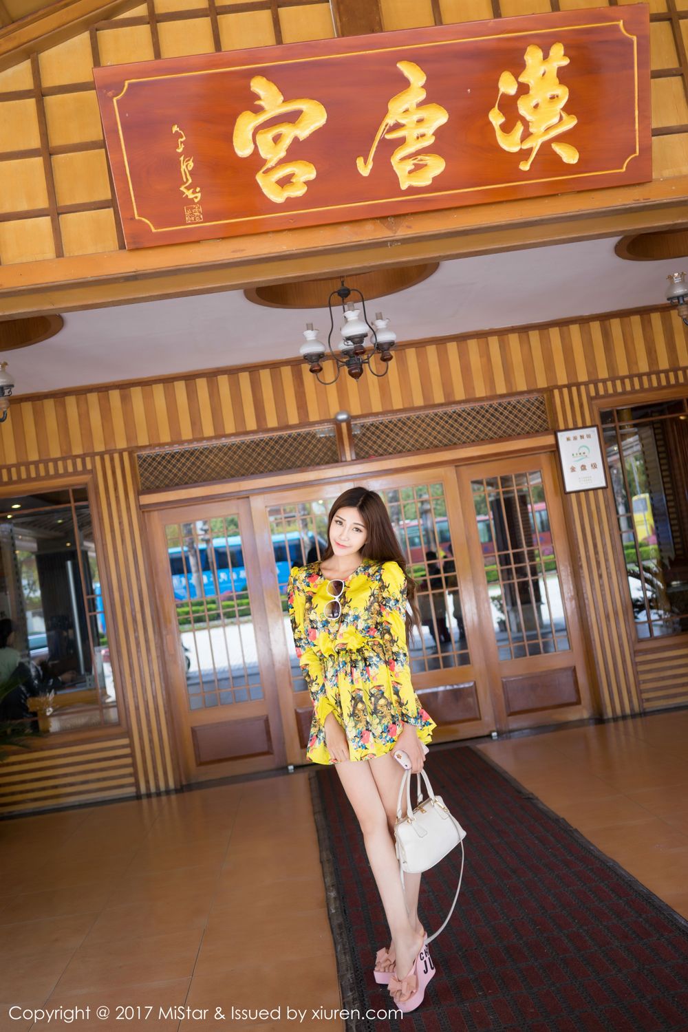 颜值美女小蕾蕾 黄色长裙蓝色吊带