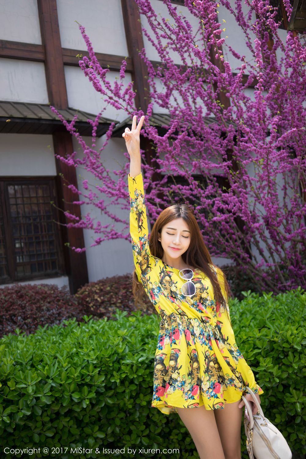 颜值美女小蕾蕾 黄色长裙蓝色吊带