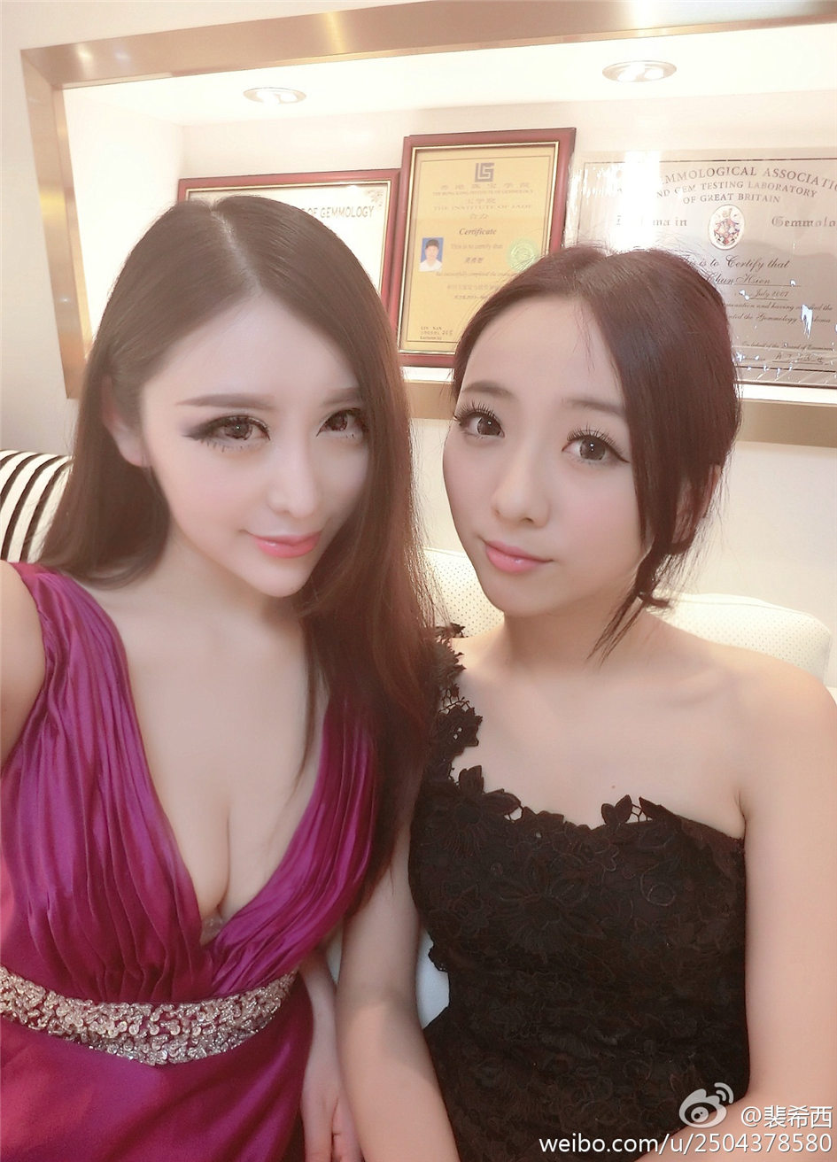裴希西 性感小美女酥胸美乳自拍图片
