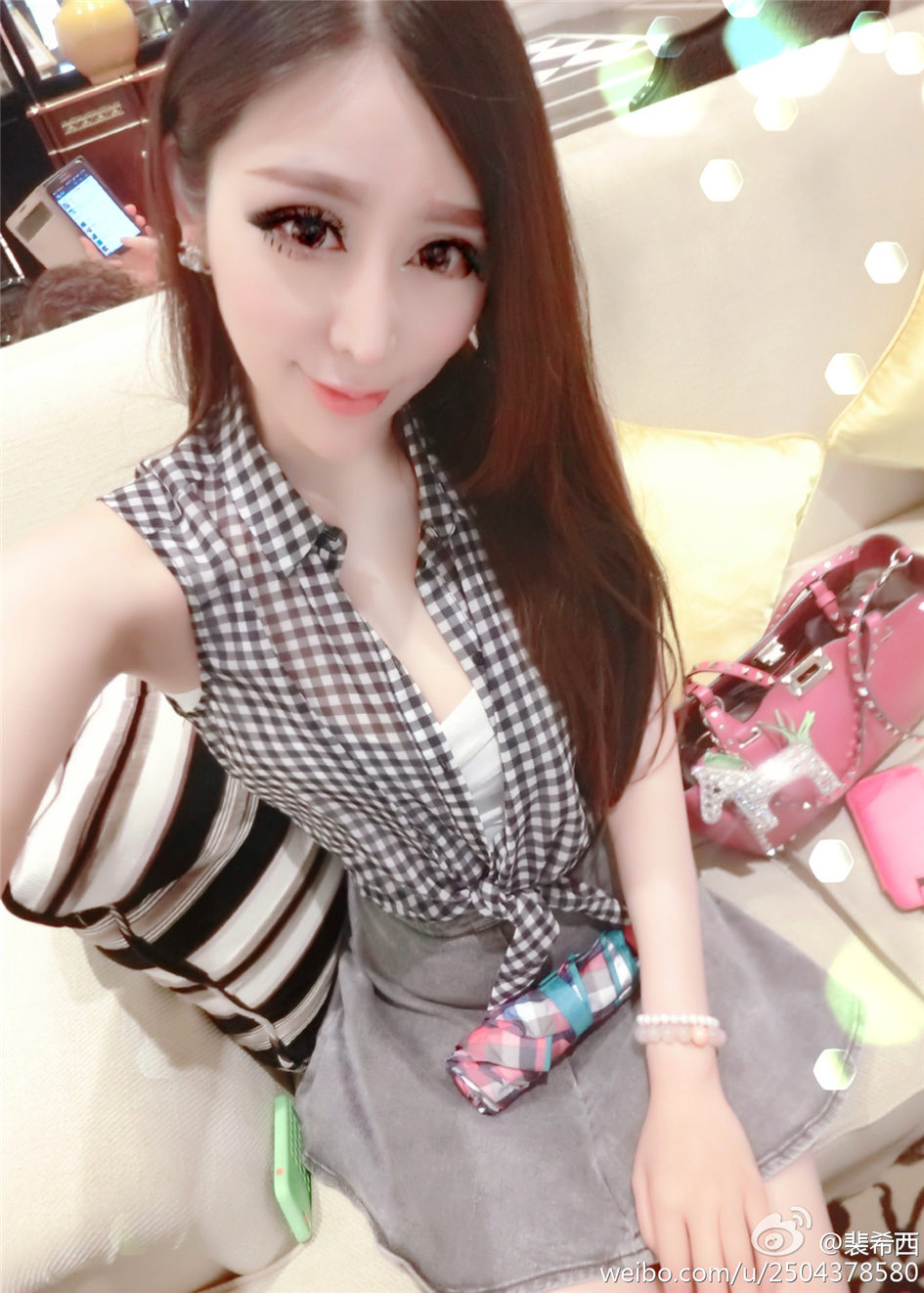 裴希西 性感小美女酥胸美乳自拍图片