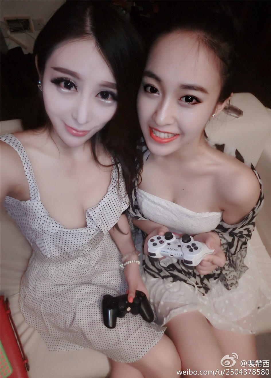 裴希西 性感小美女酥胸美乳自拍图片